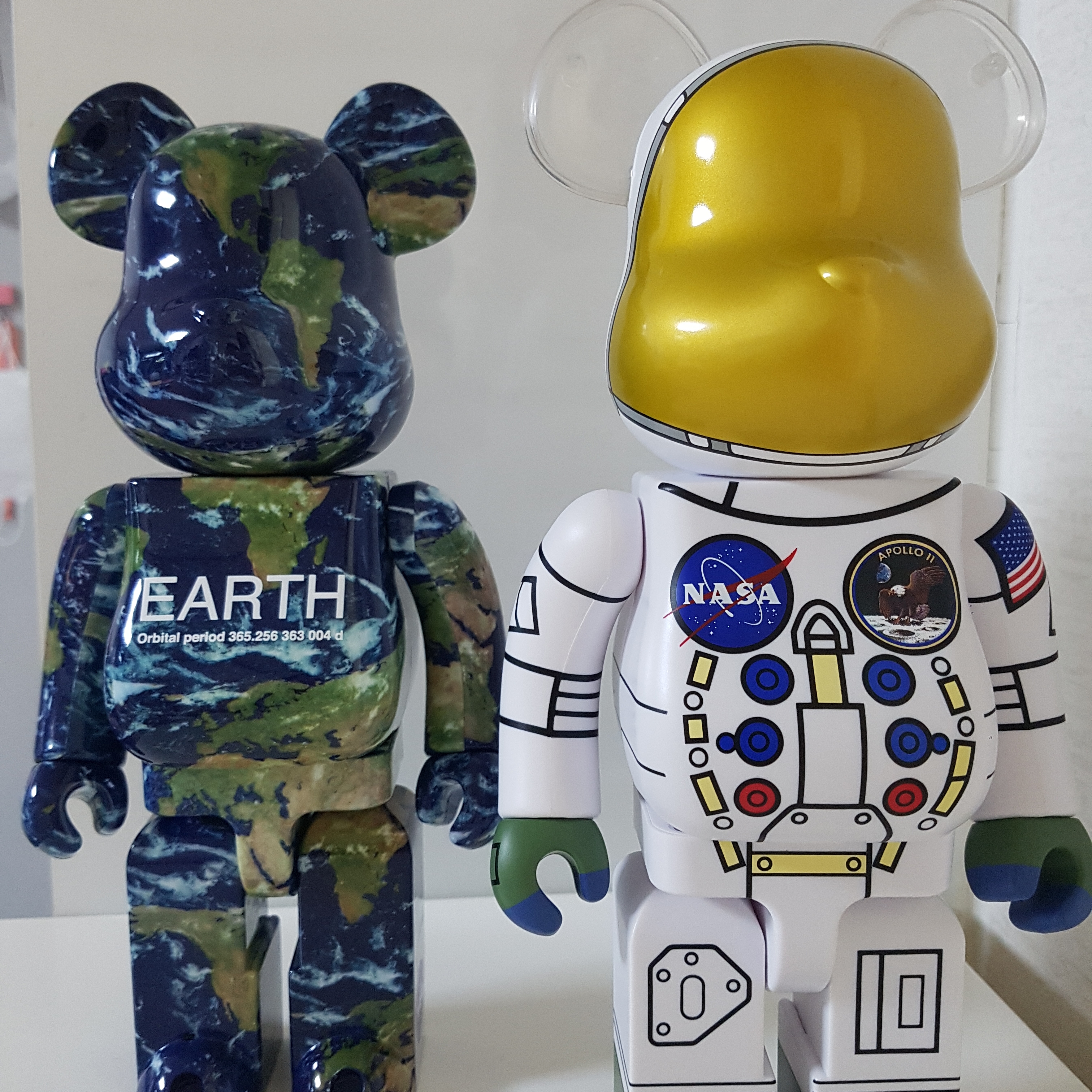 Bearbrick 25th Anniversary Exhibition Earth 100% & 400% Set, Bearbrick 50th Anniversary Of The Apollo 11 Moon Landing 1969 Astronaut 100% & 400% Set 착용 스타일