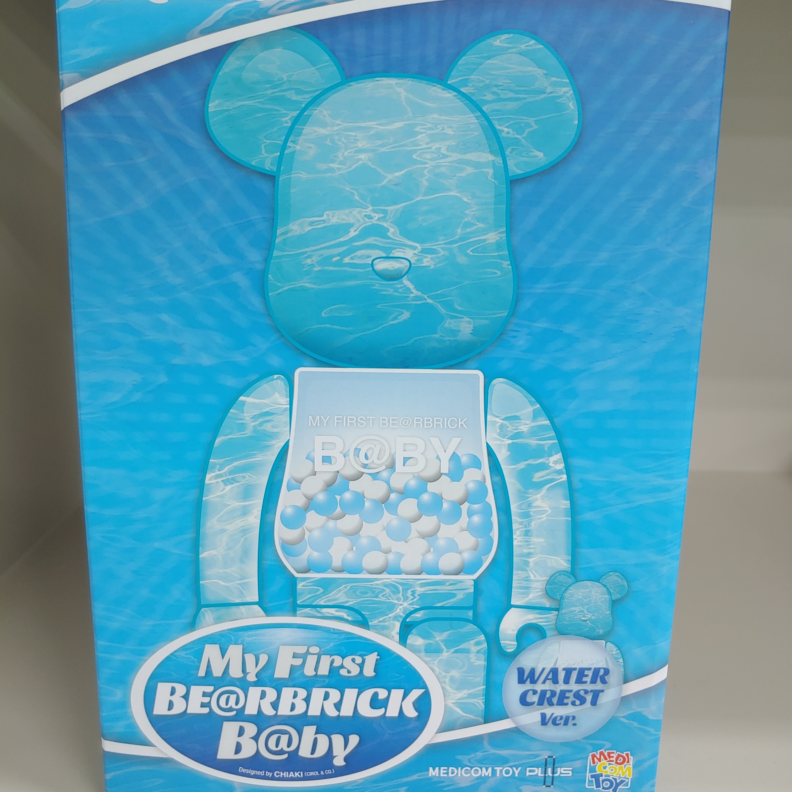 Bearbrick My First Bearbrick Baby Water Crest Ver. 100% & 400% Set, Bearbrick My First Bearbrick Baby Autumn Leaves Ver. 100% & 400% Set 착용 스타일 - 2