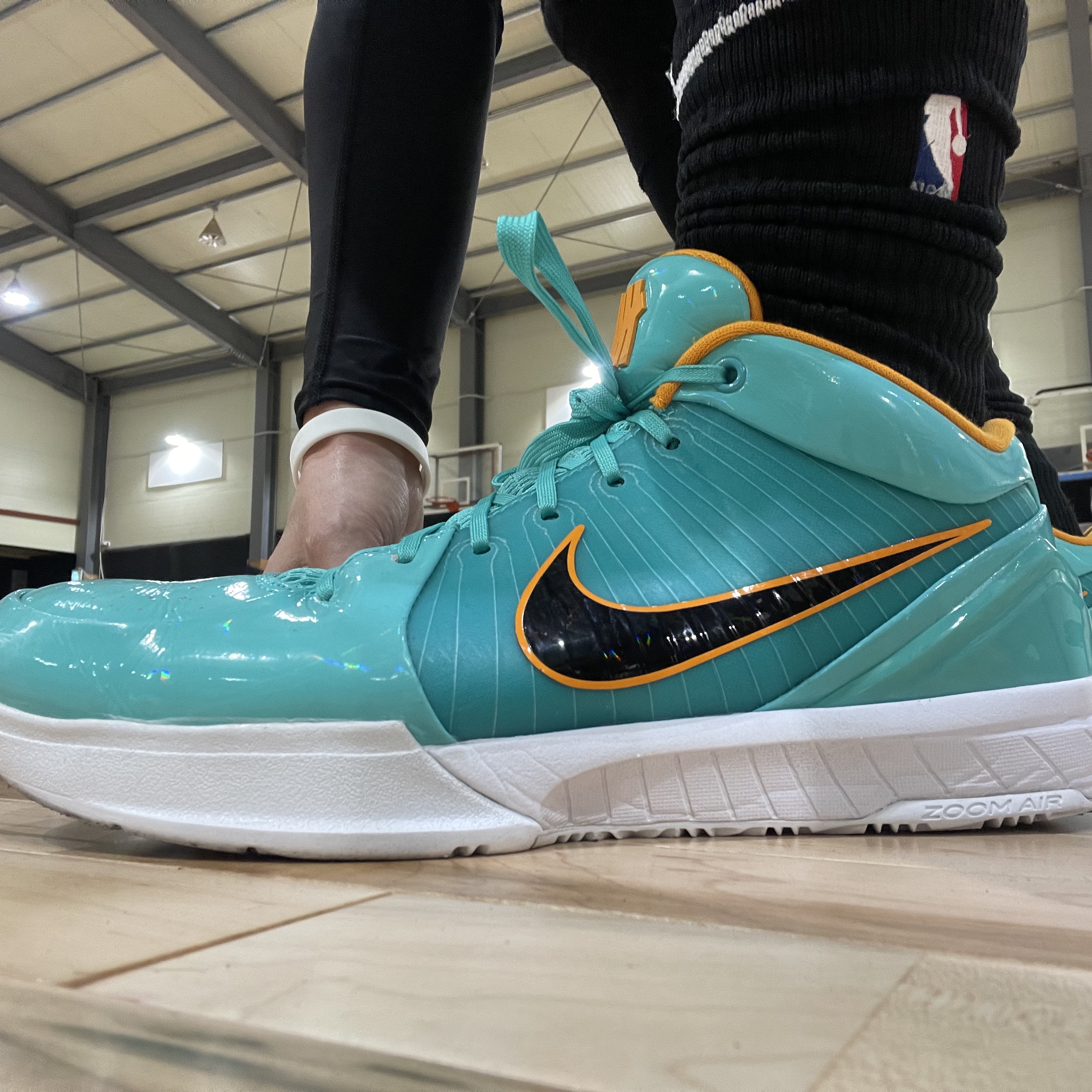Nike x Undefeated Kobe 4 Protro San Antonio Spurs 착용 스타일