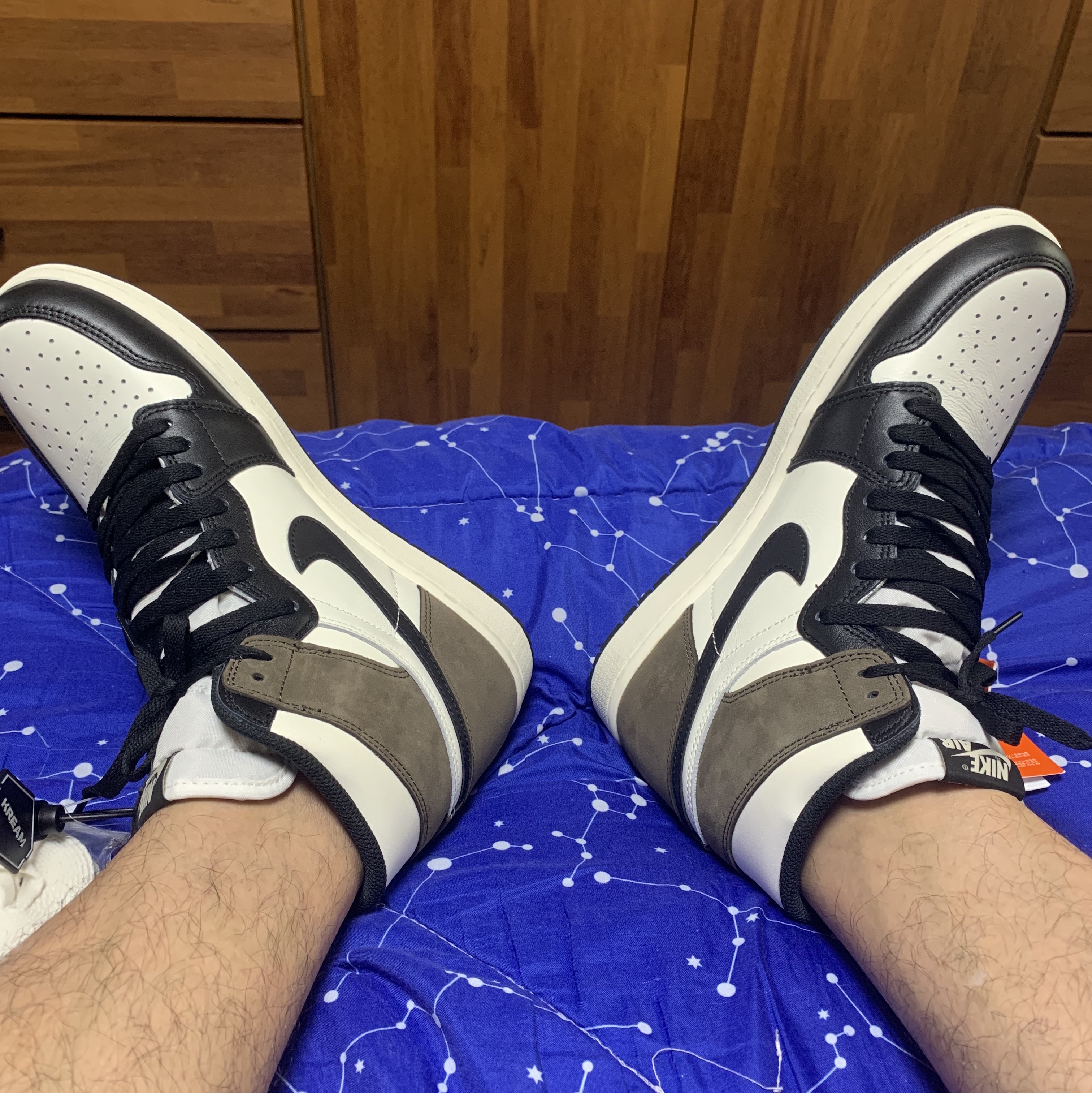 Jordan 1 Retro High OG Black Mocha 착용 스타일 - 1