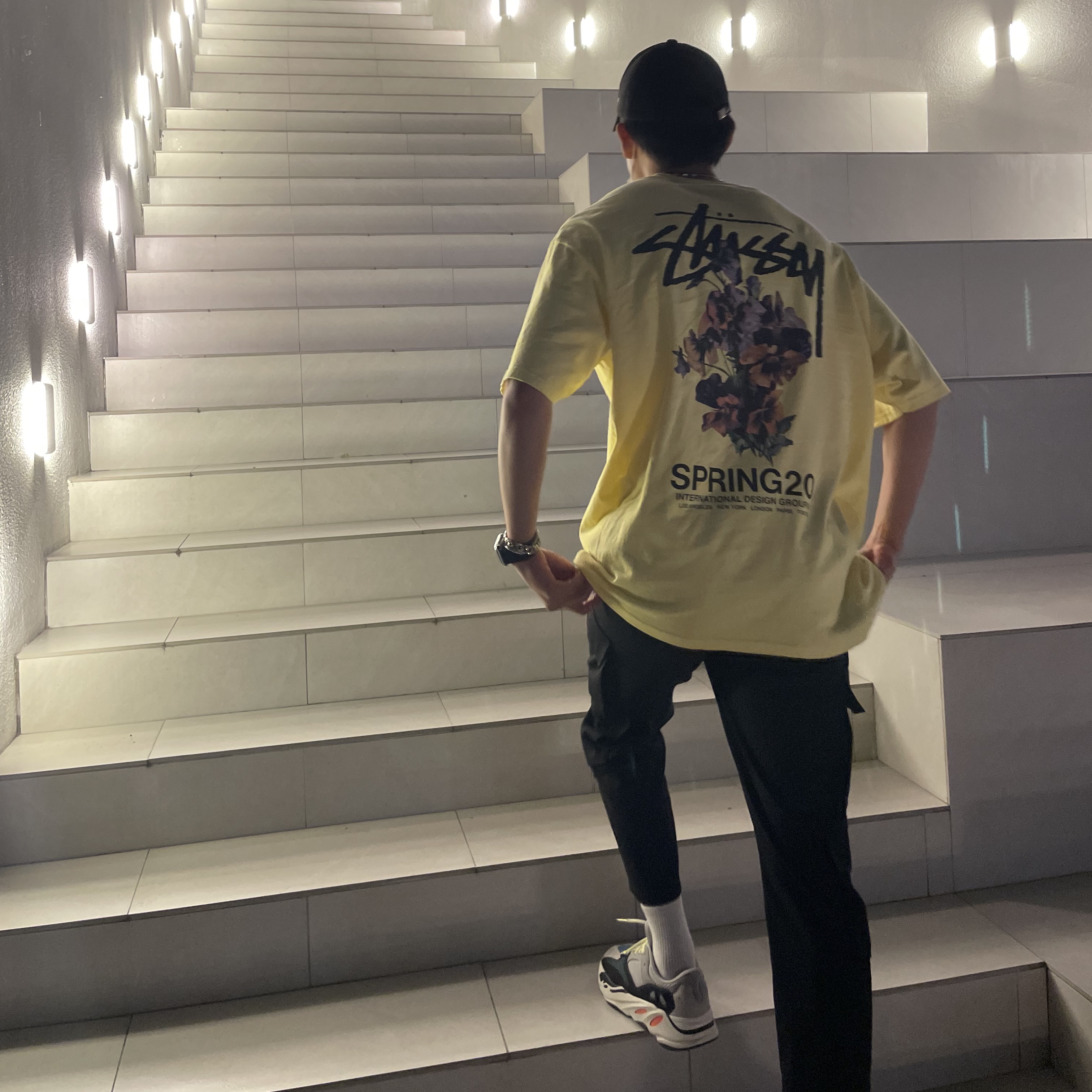 Stussy Bouquet T-Shirt Yellow, Adidas Yeezy Boost 700 Wave Runner Solid Grey 2017/2019 착용 스타일