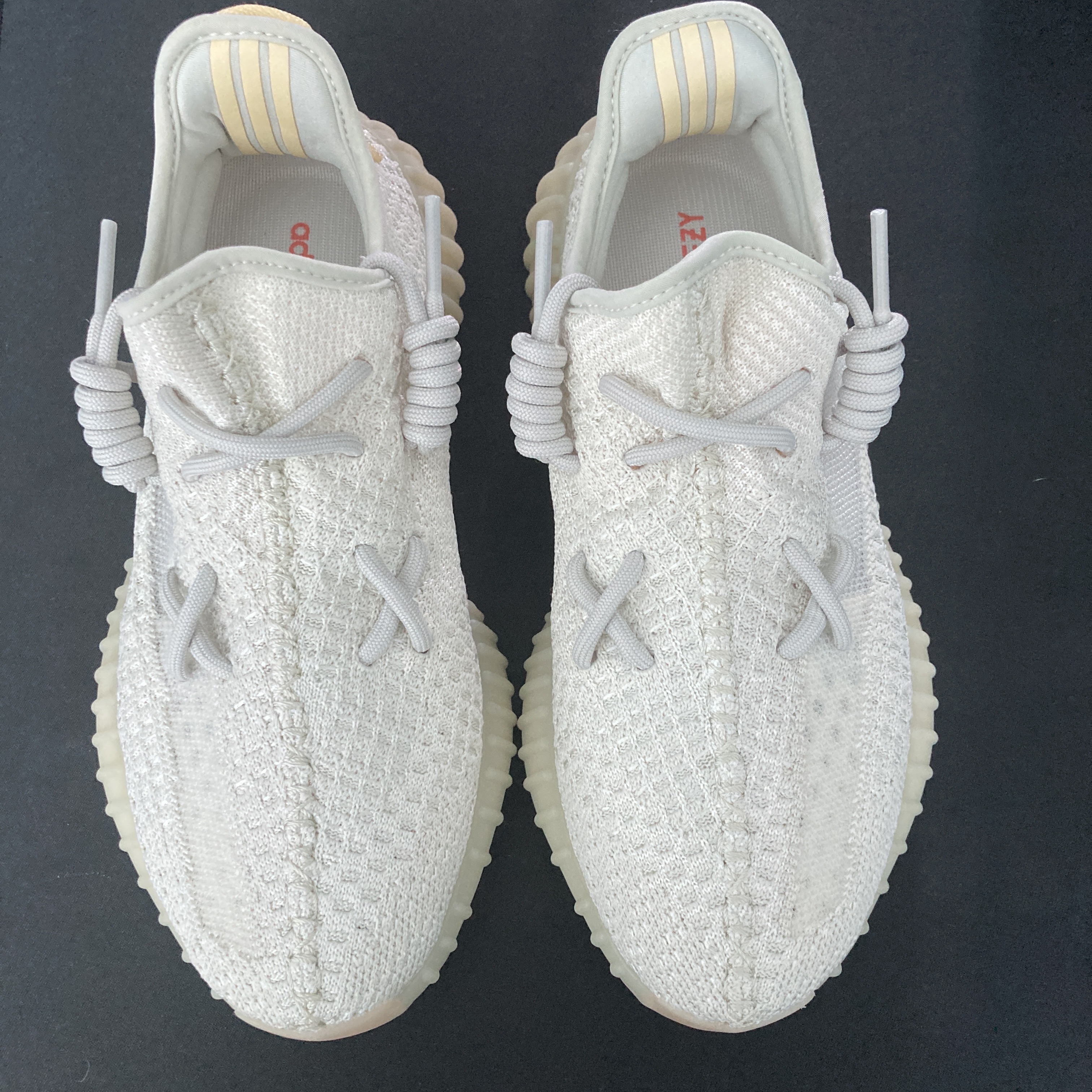 Adidas Yeezy Boost 350 V2 Light 착용 스타일 - 2