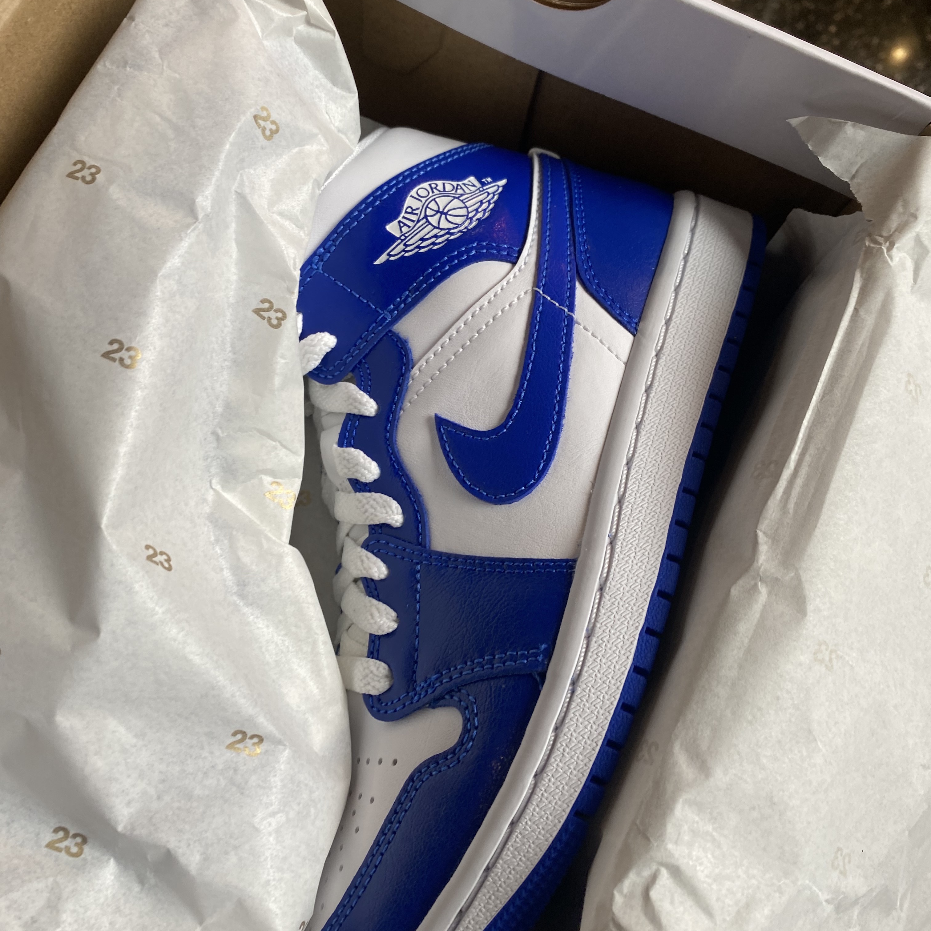 (W) Jordan 1 Mid White Hyper Royal 착용 스타일
