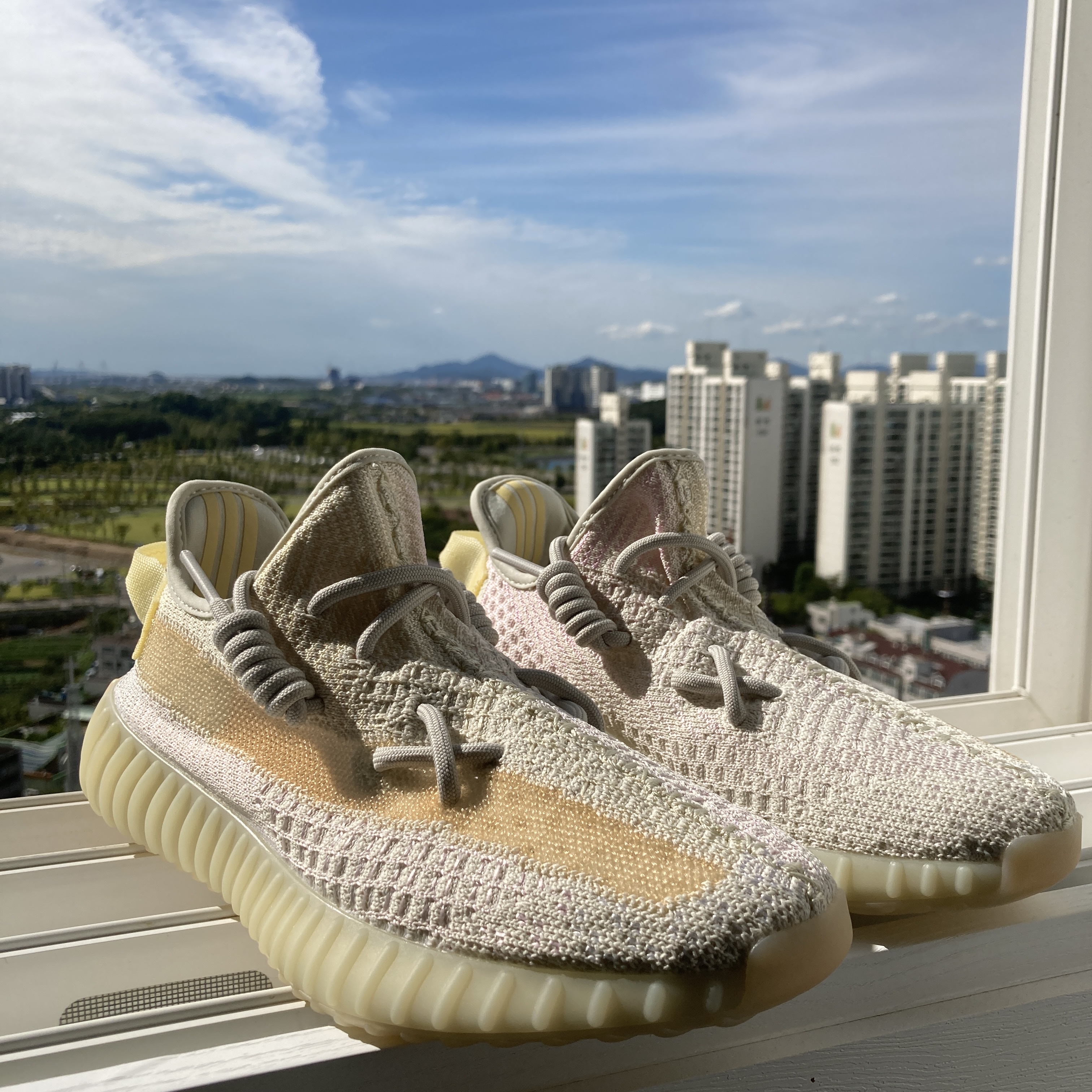 Adidas Yeezy Boost 350 V2 Light 착용 스타일 - 1