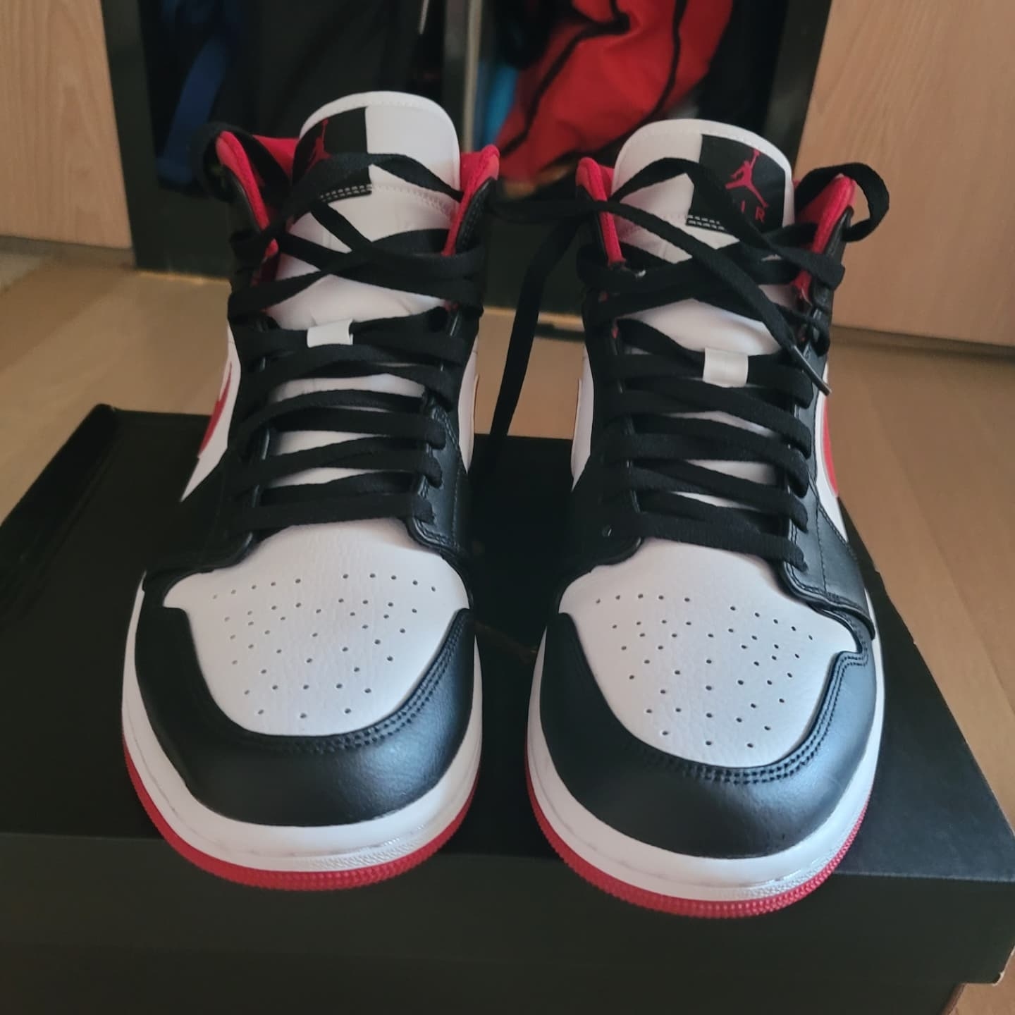 Jordan 1 Mid Gym Red Black White 착용 스타일 - 2