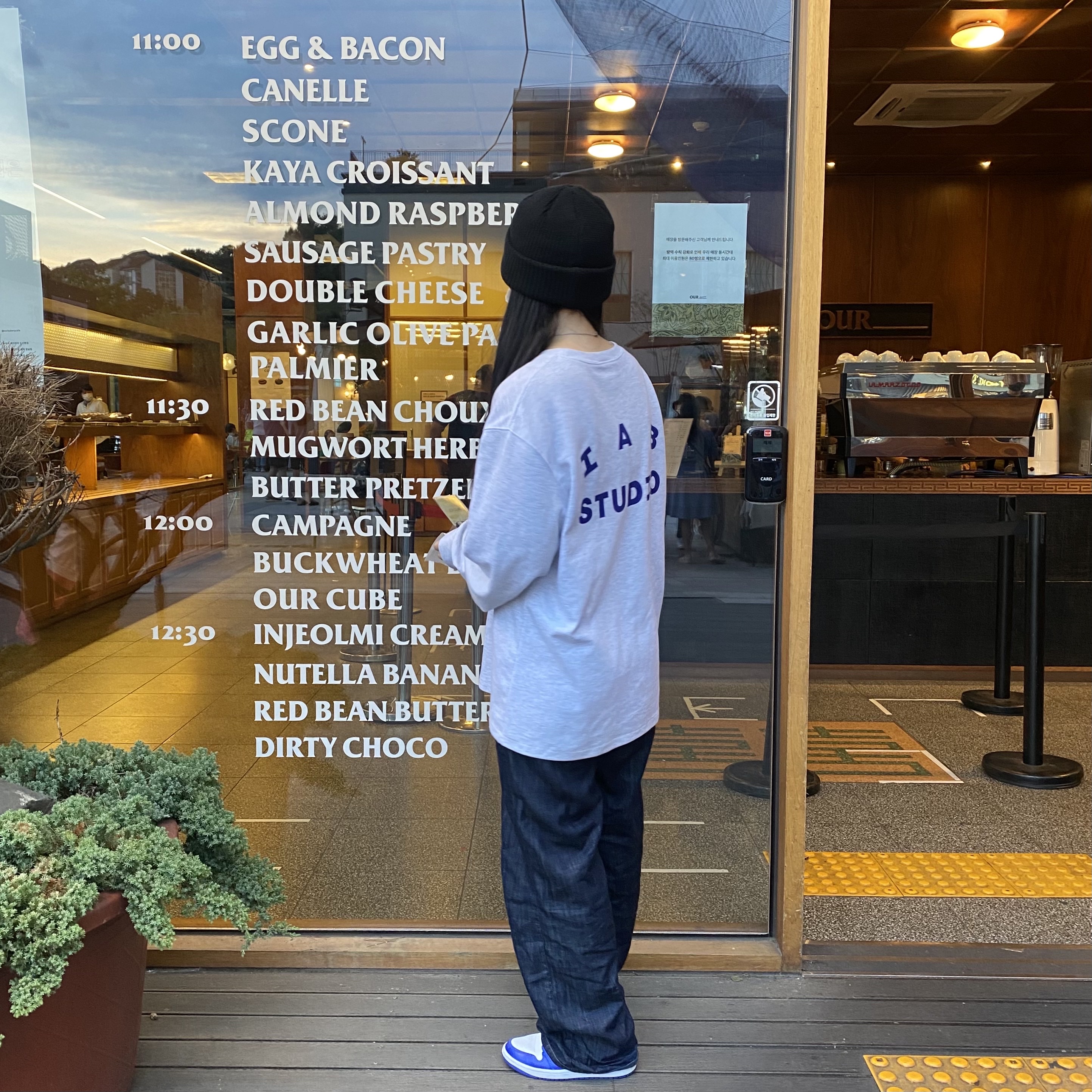 IAB Studio Long Sleeve Light Gray, (W) Jordan 1 Mid White Hyper Royal 착용 스타일 - 2