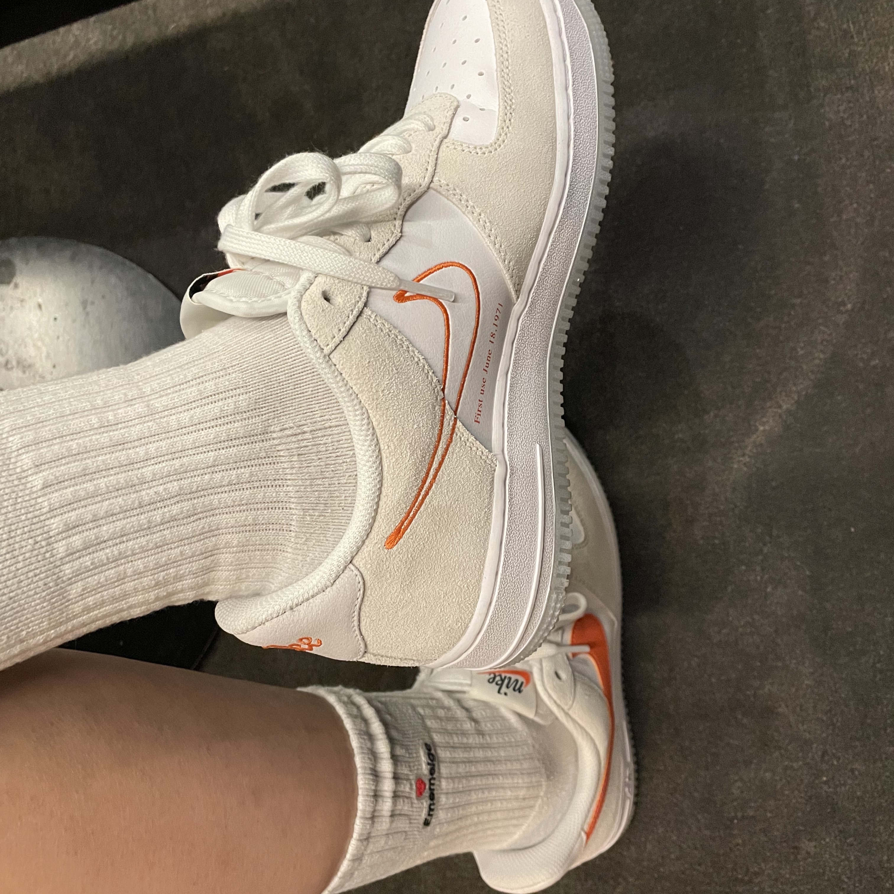 (W) Nike Air Force 1 '07 SE First Use Orange Sail 착용 스타일