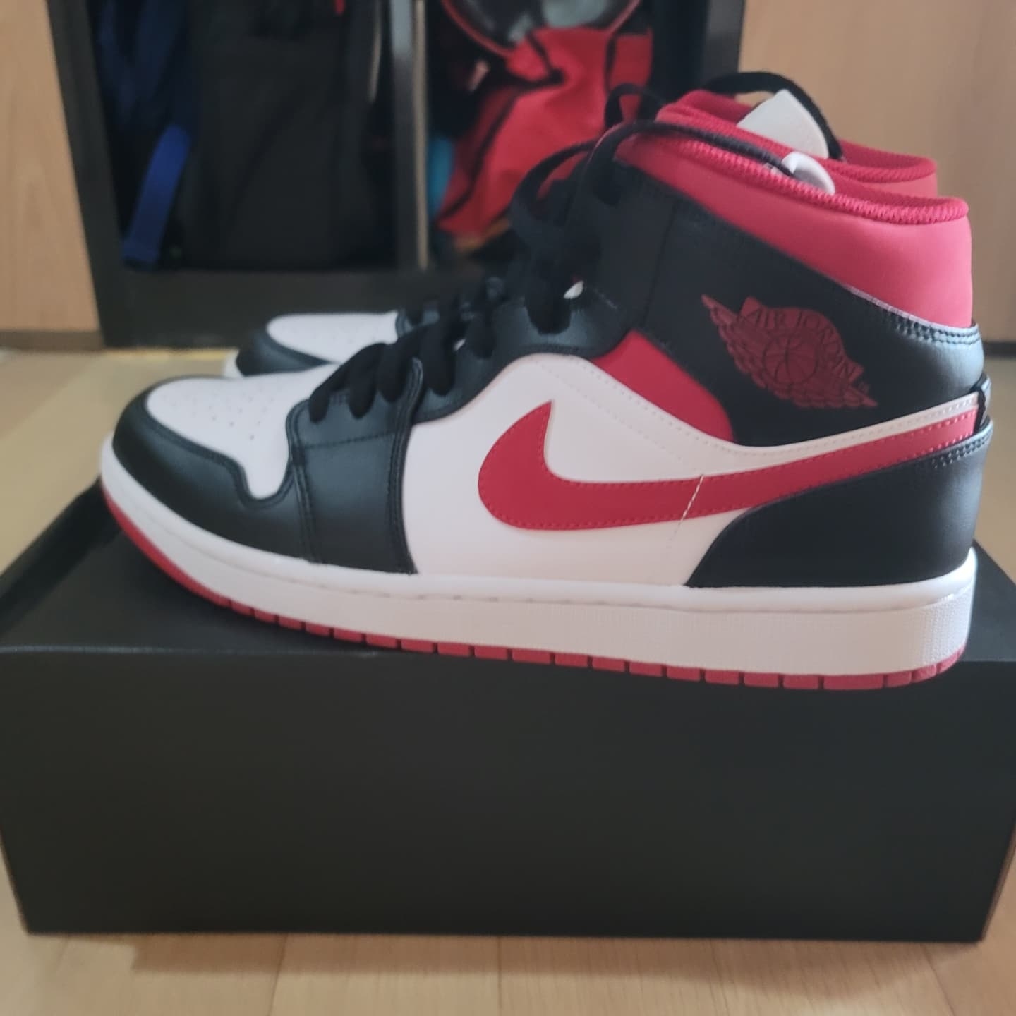 Jordan 1 Mid Gym Red Black White 착용 스타일 - 3