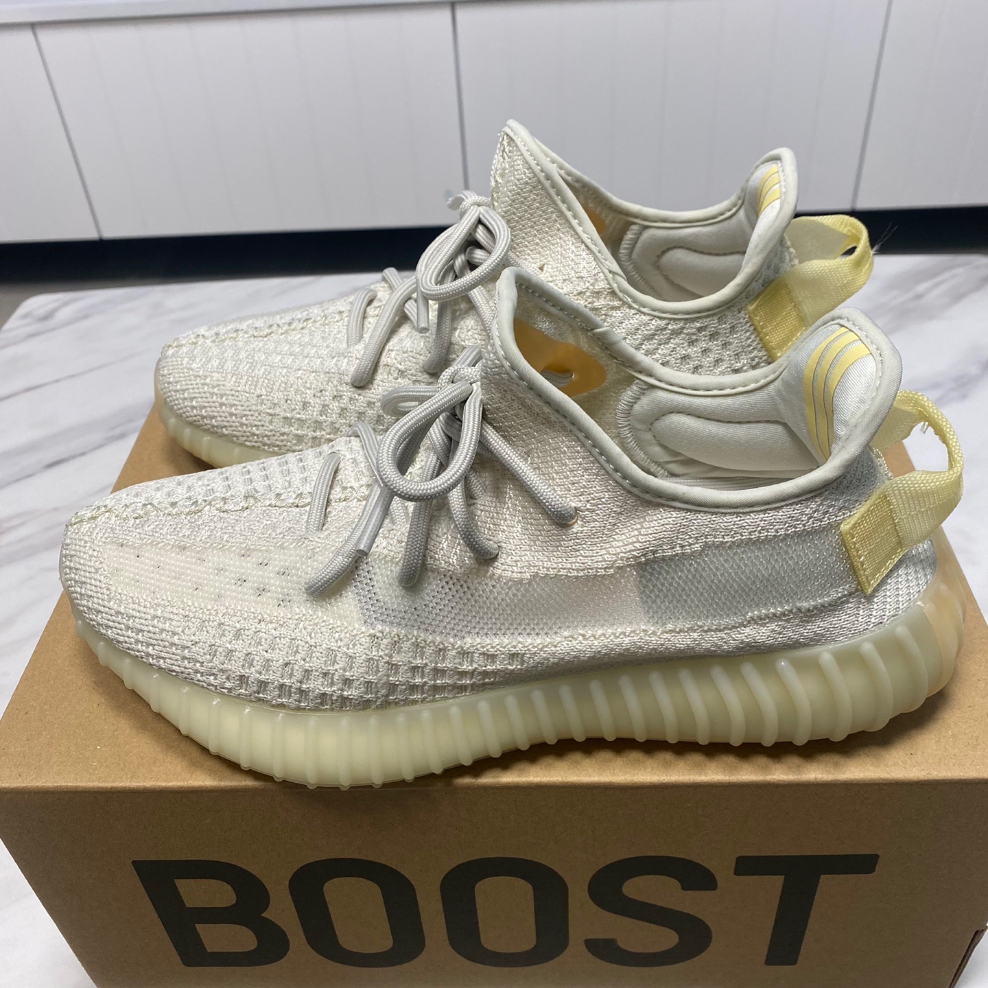 Adidas Yeezy Boost 350 V2 Light 착용 스타일 - 4