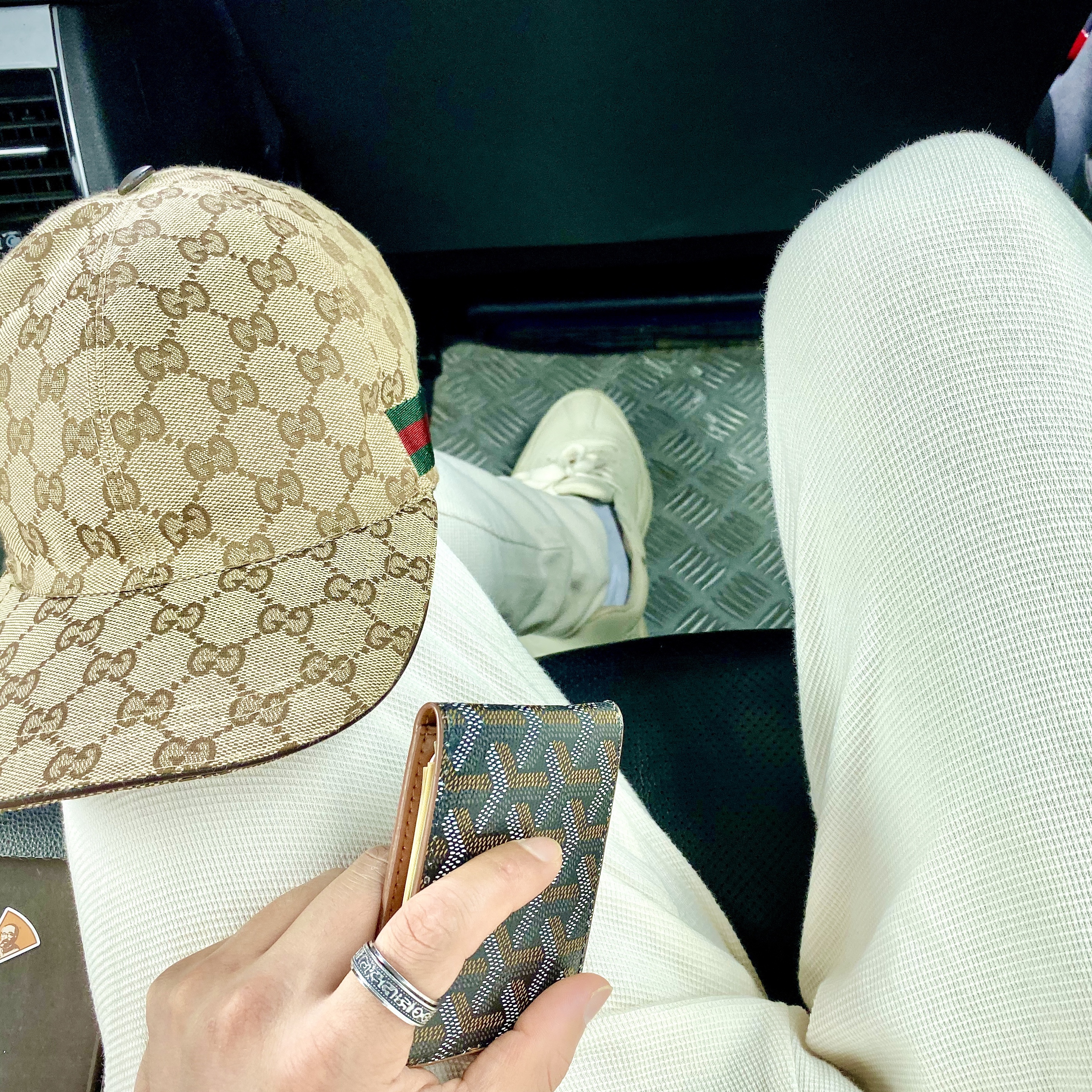Gucci Rhyton Leather Sneakers Logo 착용 스타일