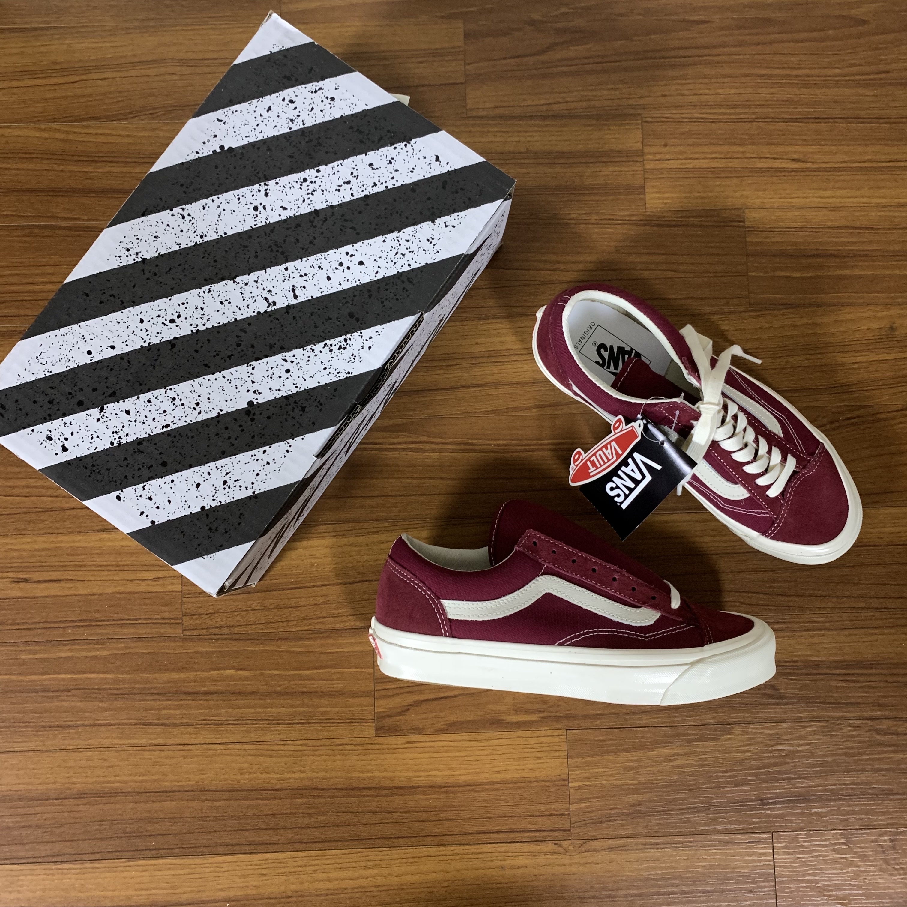 Vans Vault OG Style 36 LX Suede Canvas Pomegranate 착용 스타일 - 2
