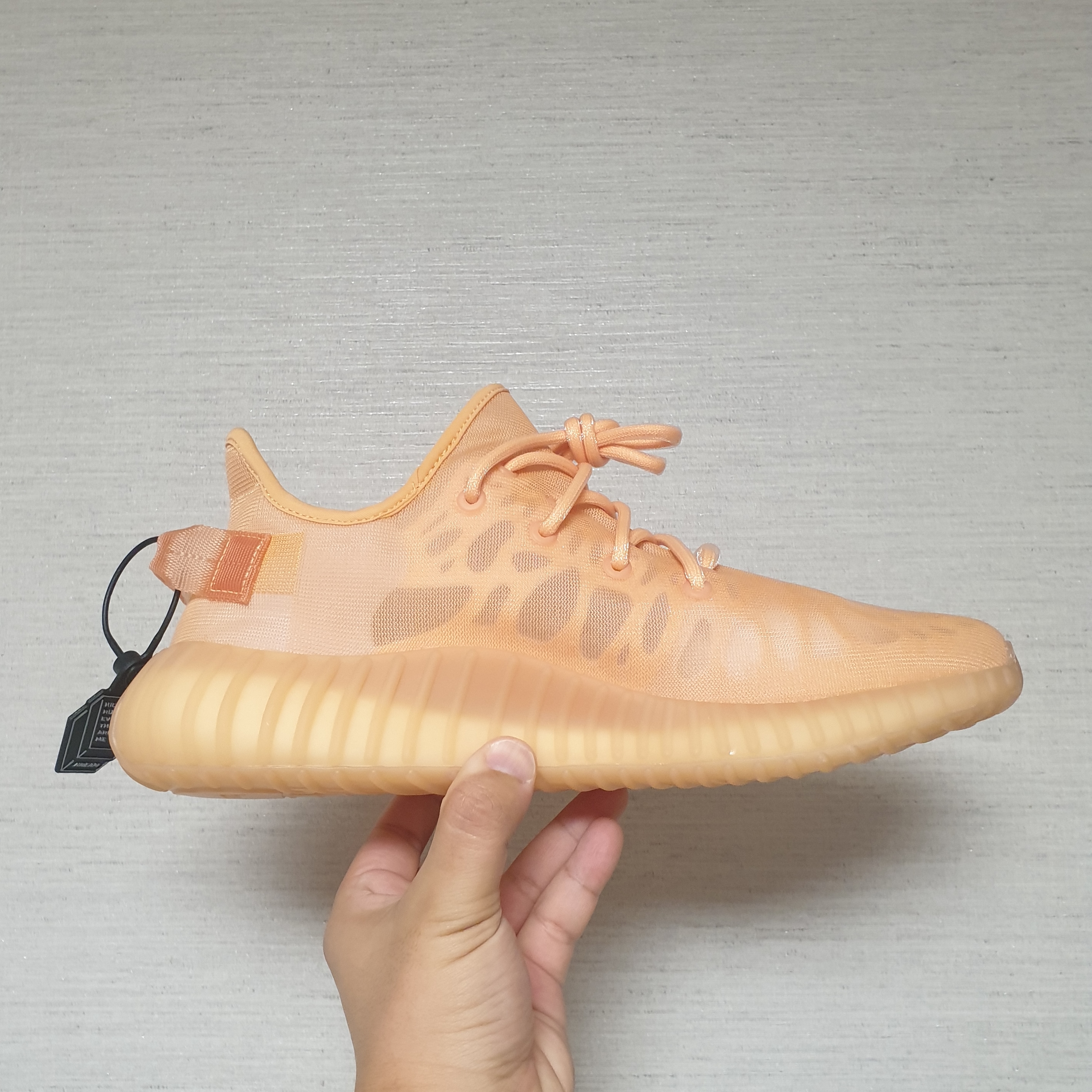 Adidas Yeezy Boost 350 V2 Mono Clay 착용 스타일 - 3