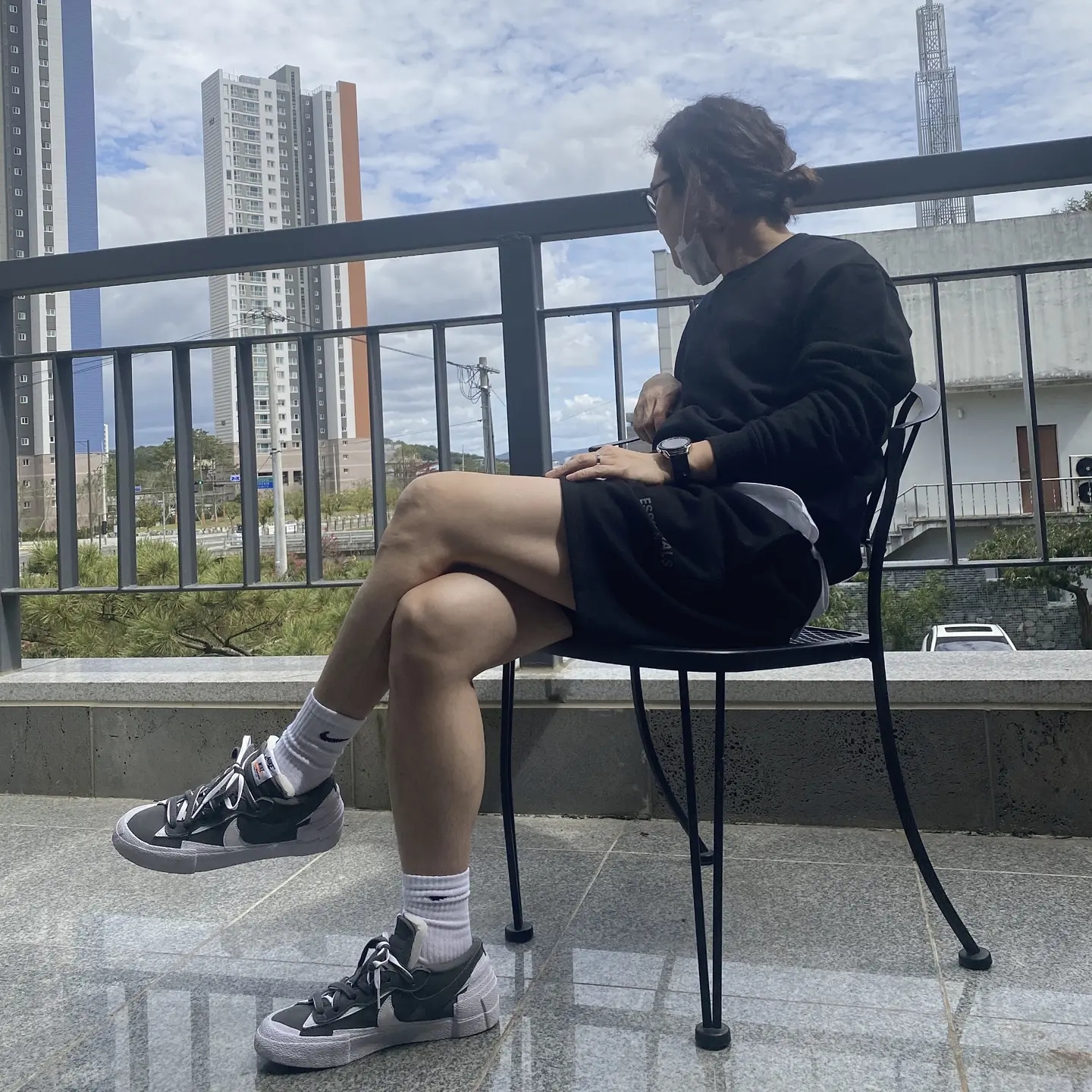 Nike x Sacai Blazer Low Iron Grey 착용 스타일 - 2