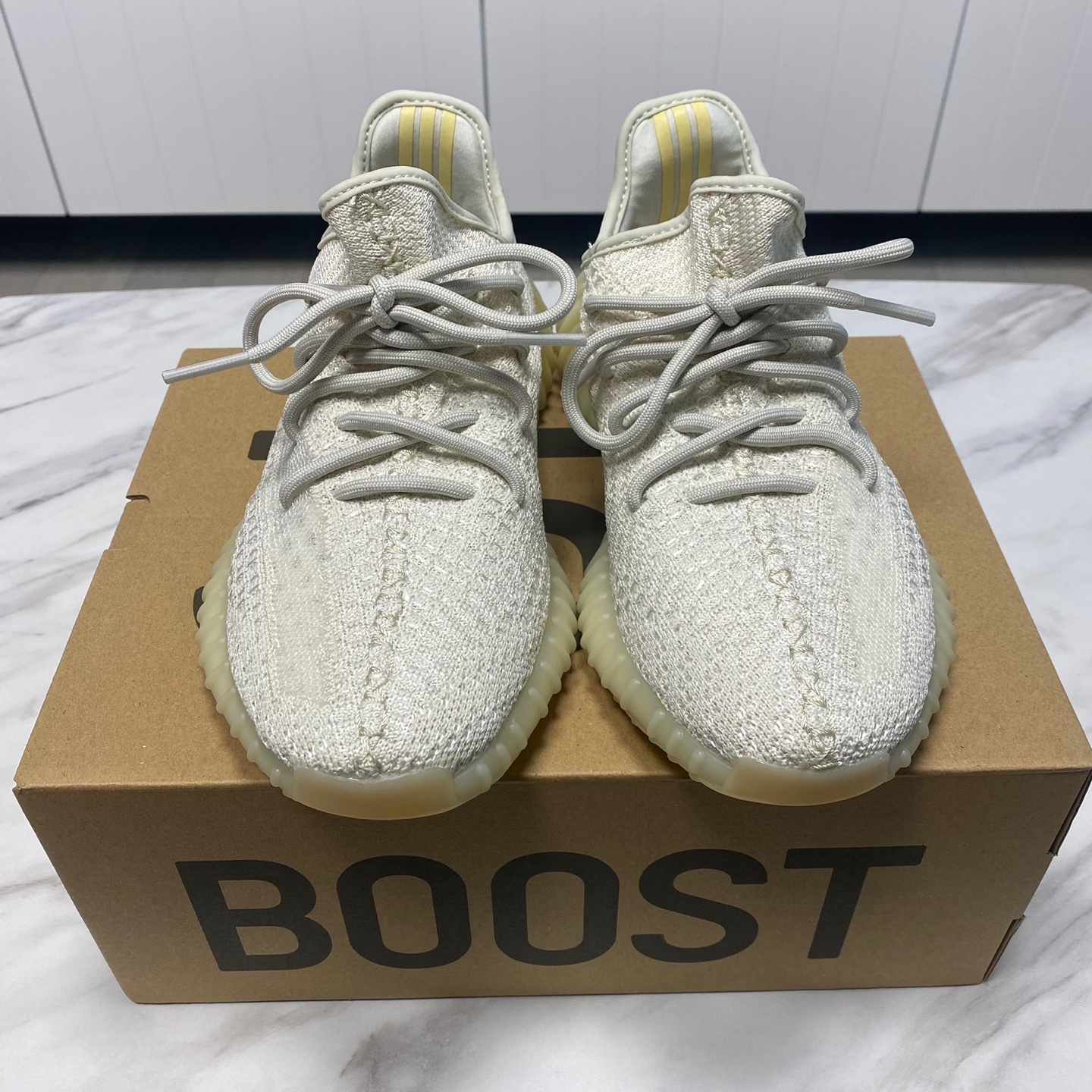Adidas Yeezy Boost 350 V2 Light 착용 스타일 - 3