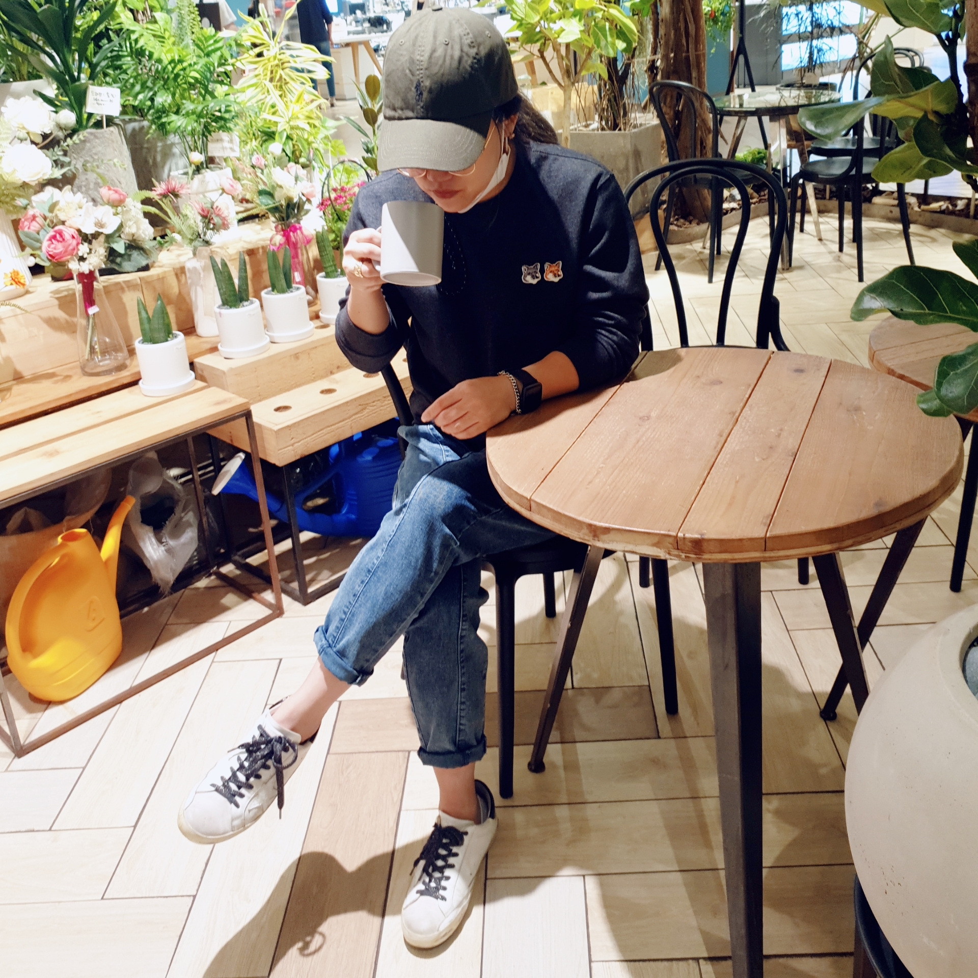Golden Goose Superstar White Cream Black Heel Tab Sneakers, Maison Kitsune Double Fox Head Patch Classic Sweatshirt Anthracite 착용 스타일
