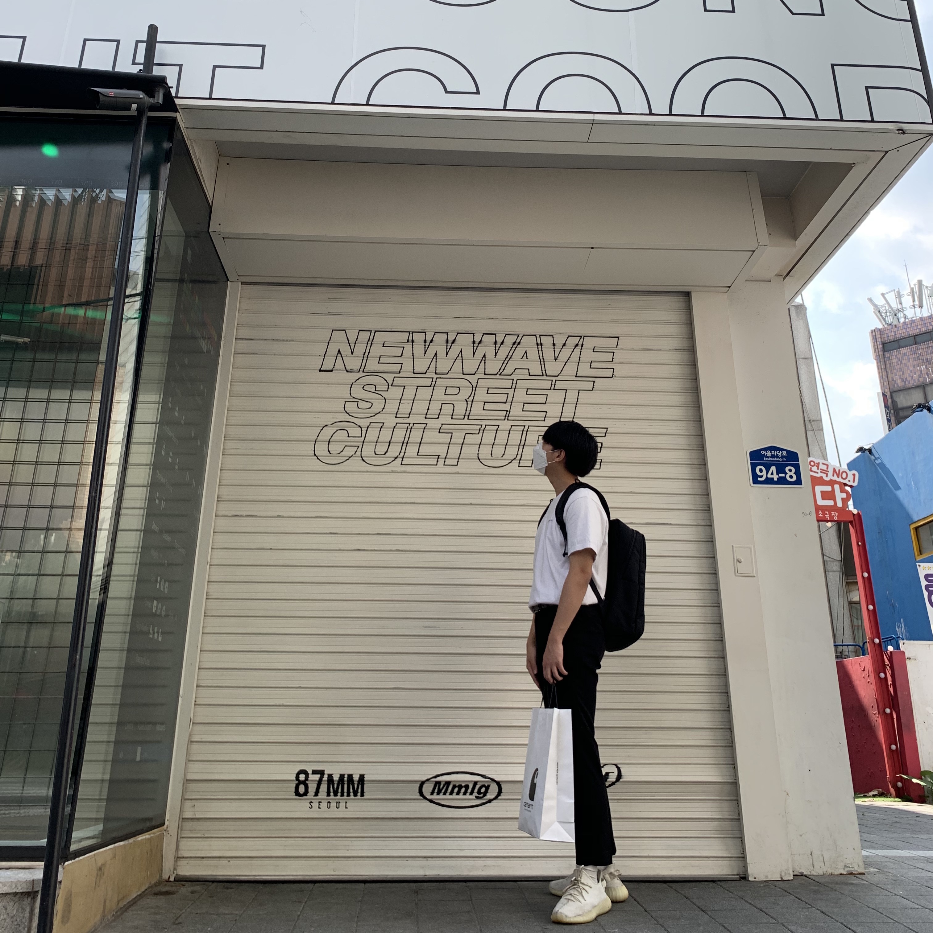 Adidas Yeezy Boost 350 V2 Cream/Triple White 착용 스타일