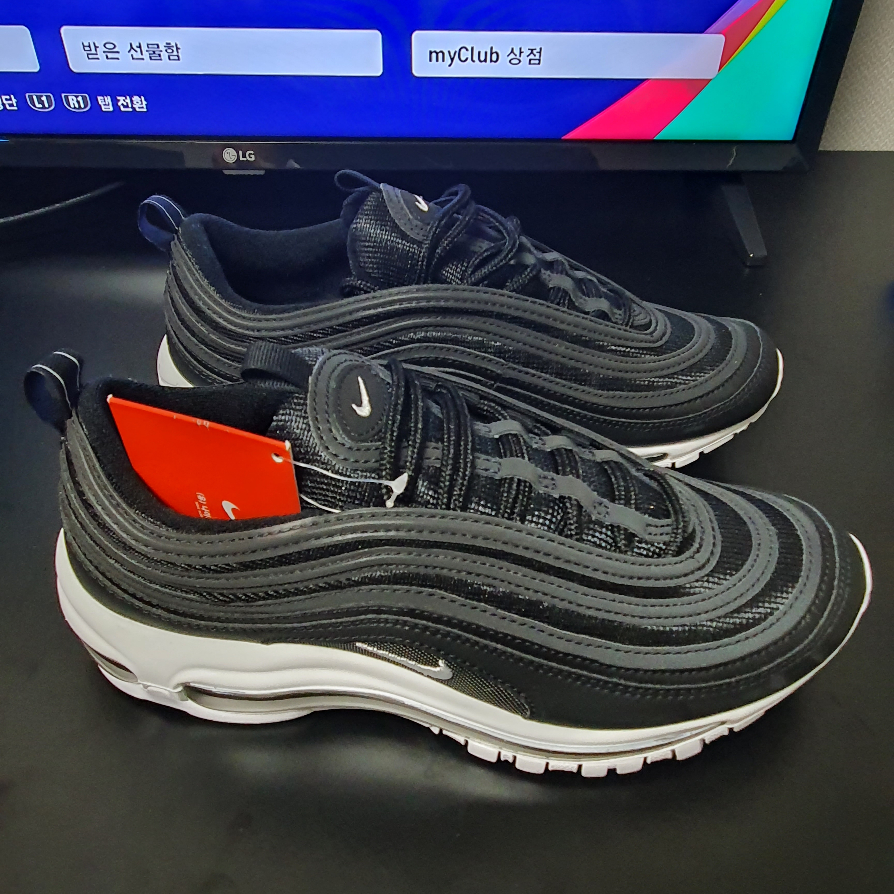 Nike Air Max 97 Black White 착용 스타일 - 1