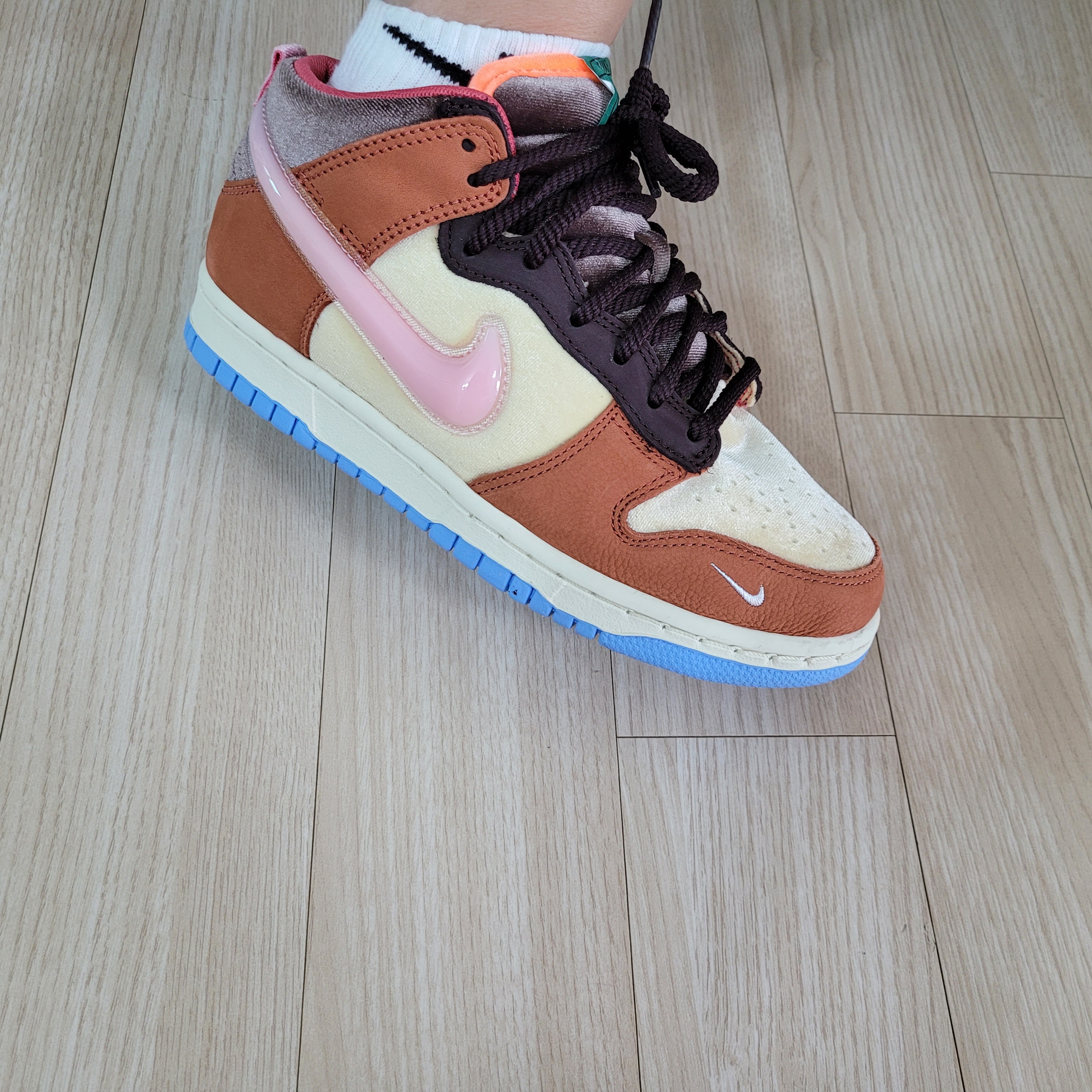 Nike x Social Status Dunk Mid Free Lunch Chocolate Milk, Nike x Undefeated Dunk Low SP 5 On It Black 착용 스타일 - 1