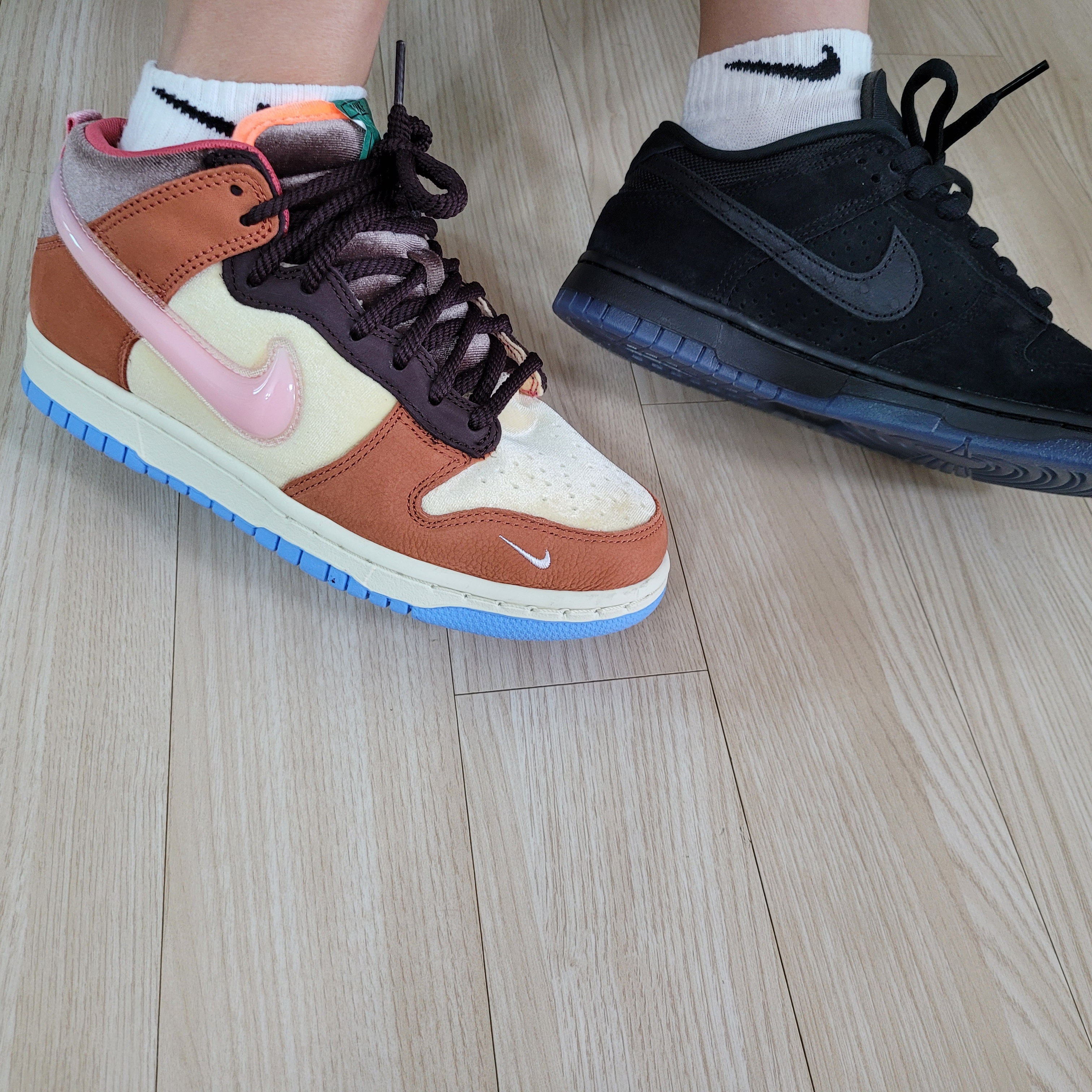 Nike x Social Status Dunk Mid Free Lunch Chocolate Milk, Nike x Undefeated Dunk Low SP 5 On It Black 착용 스타일 - 3