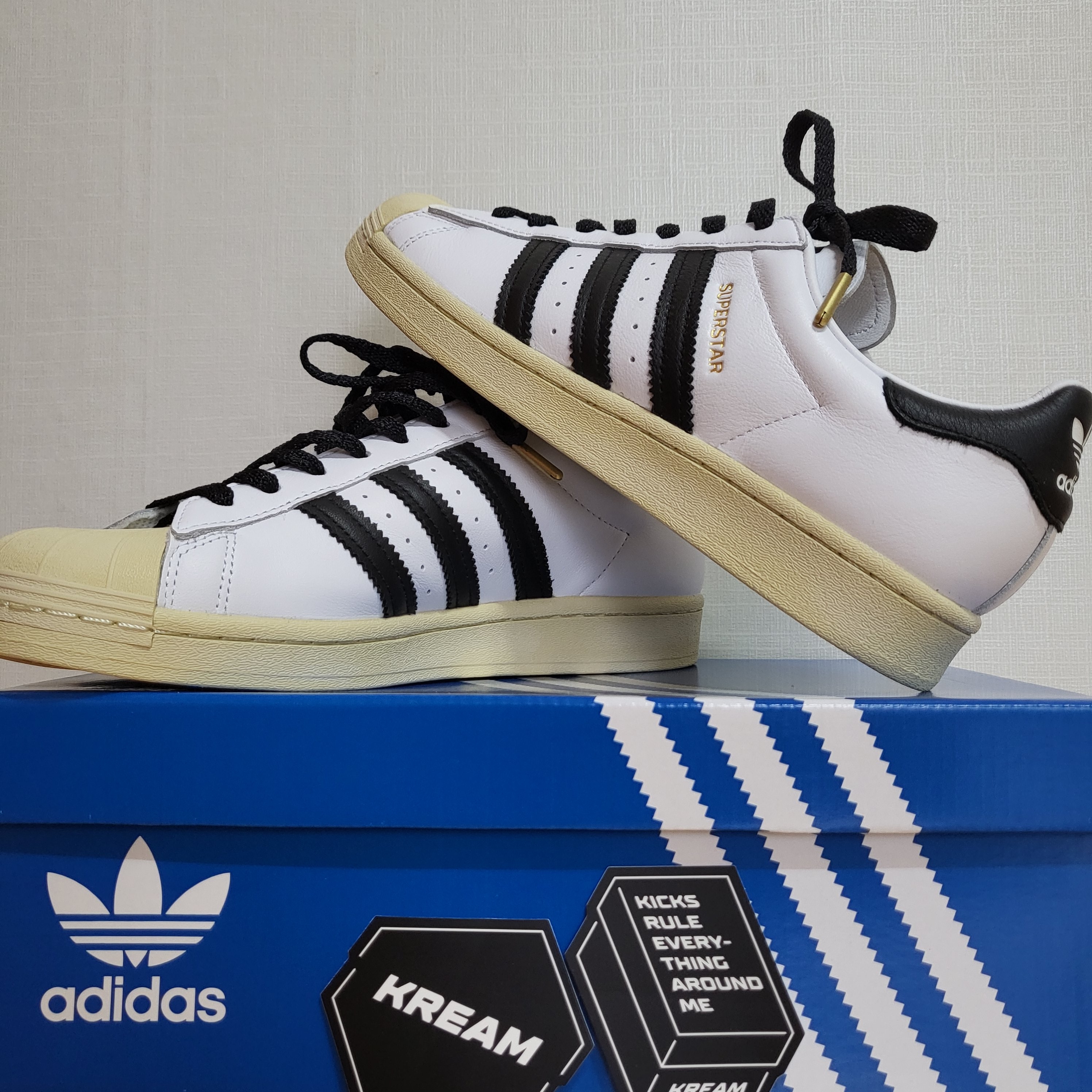 Adidas Superstar Premium White Black 착용 스타일