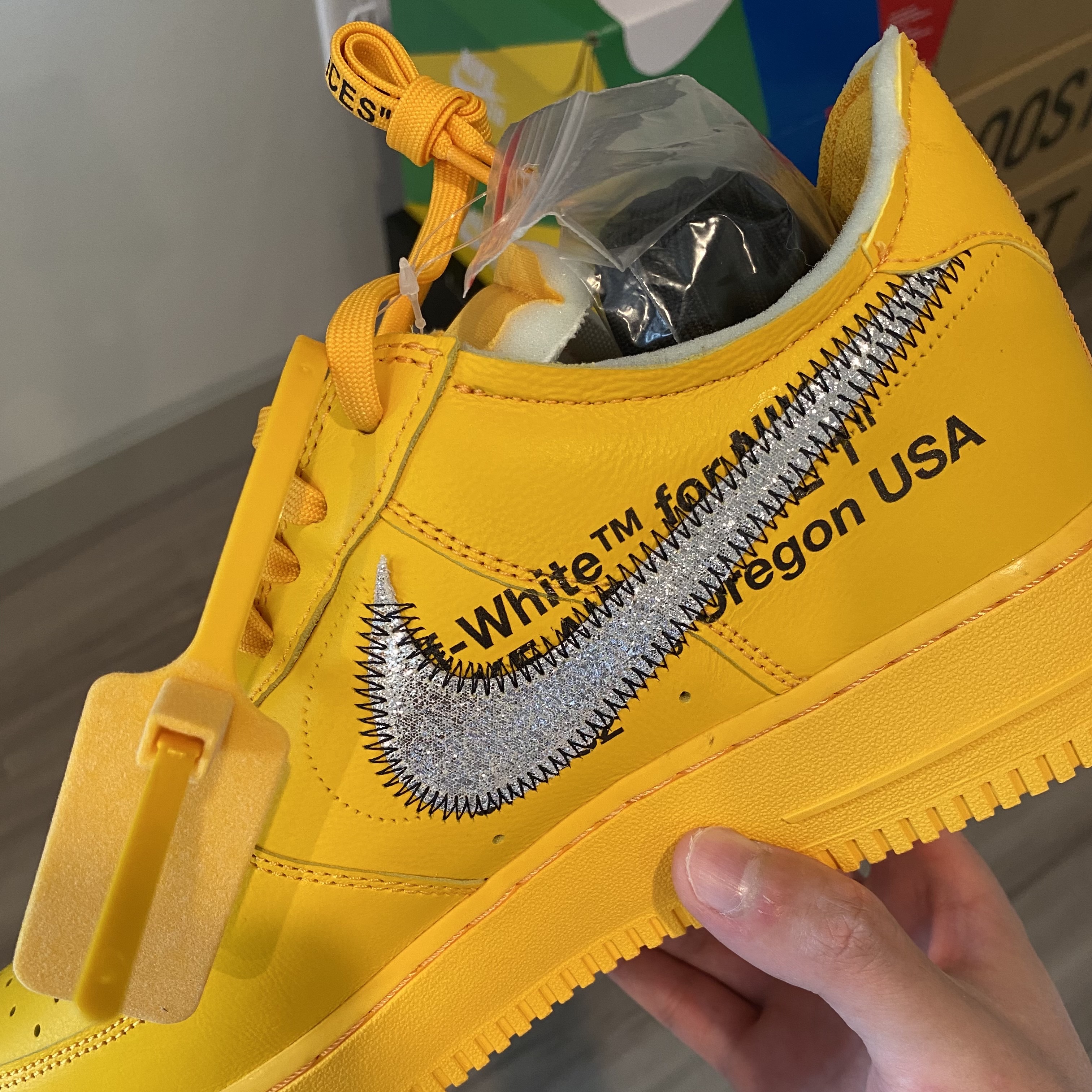 Nike x Off-White Air Force 1 '07 University Gold 착용 스타일 - 3