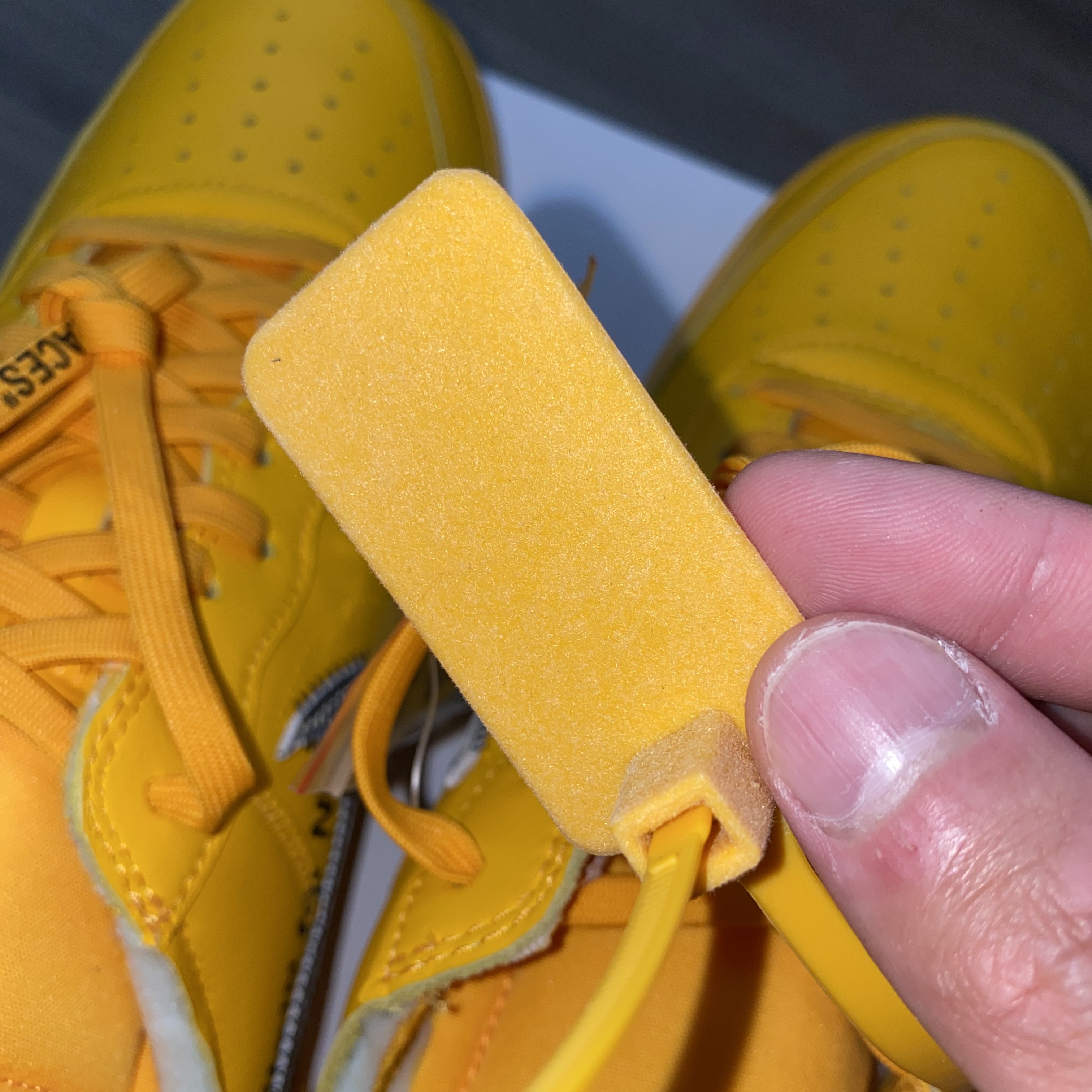 Nike x Off-White Air Force 1 '07 University Gold 착용 스타일 - 2