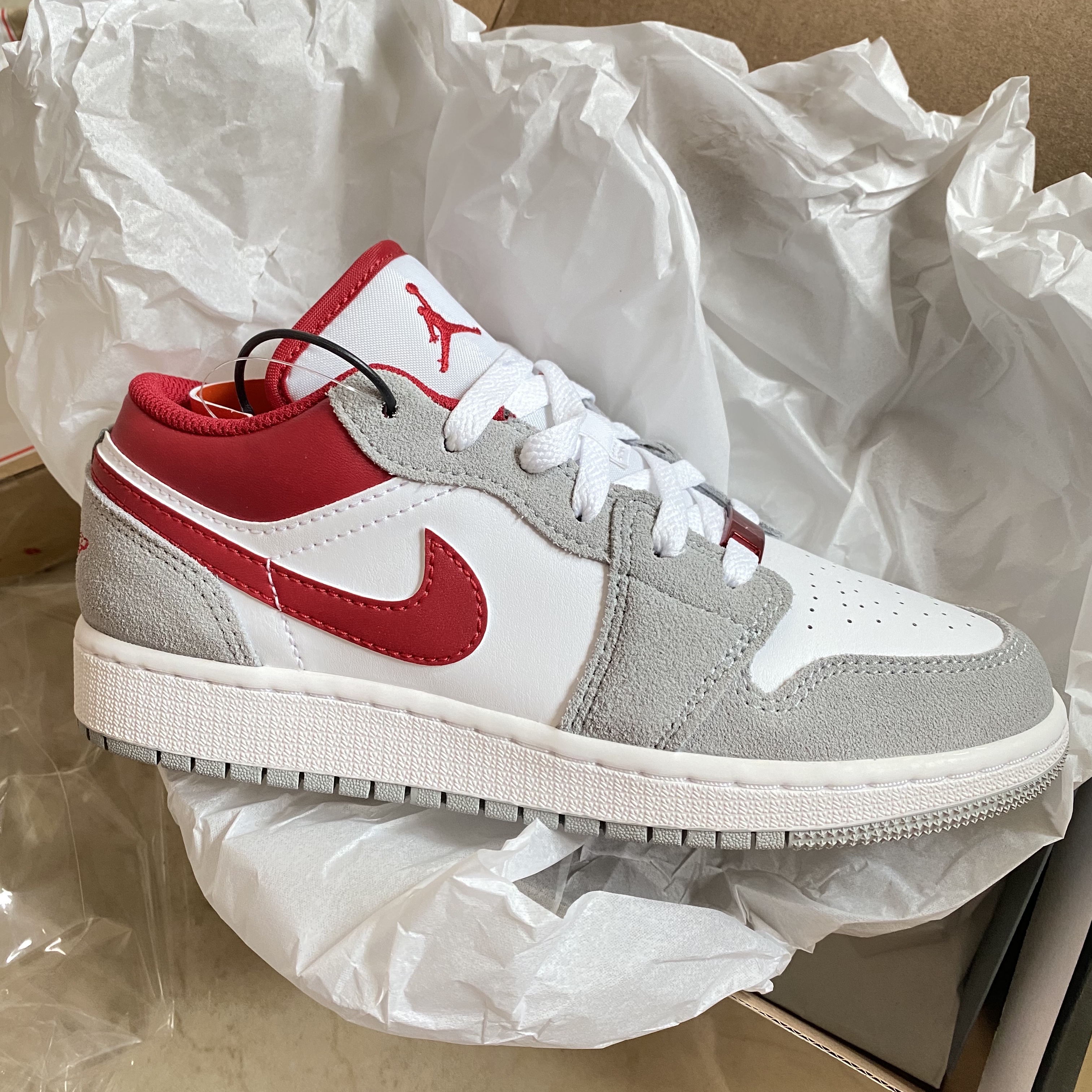 (GS) Jordan 1 Low SE Light Smoke Grey Gym Red 착용 스타일
