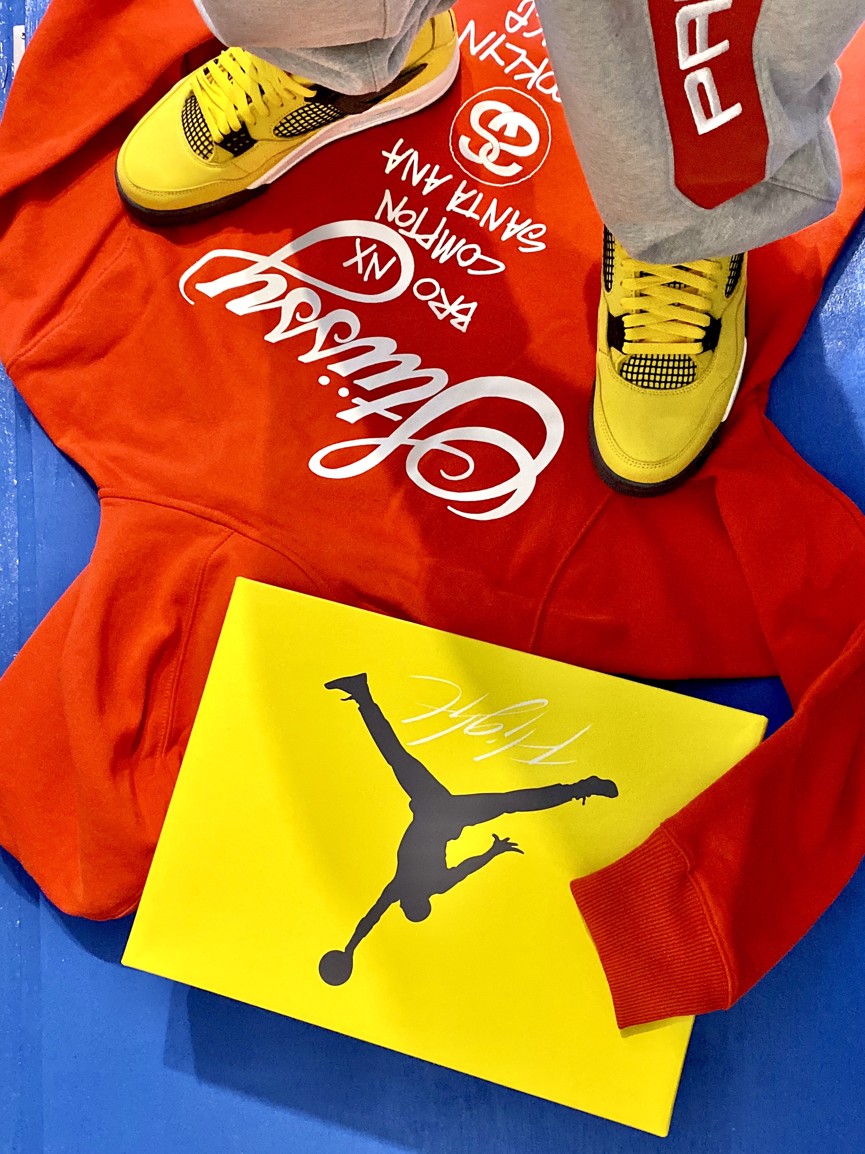 Jordan 4 Retro Tour Yellow, Stussy DSM World Tour Zip Hoodie Red 2021 착용 스타일