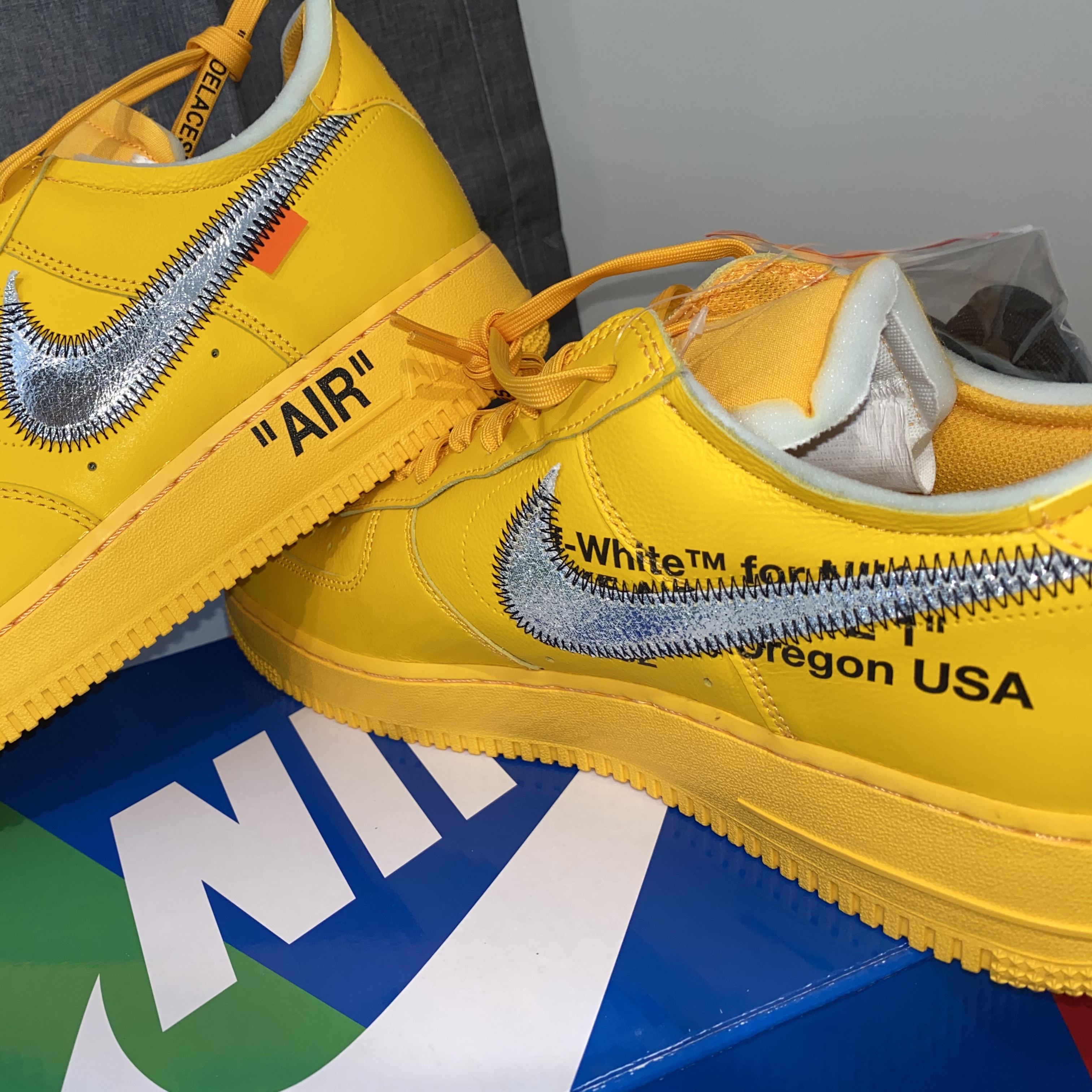 Nike x Off-White Air Force 1 '07 University Gold 착용 스타일 - 5