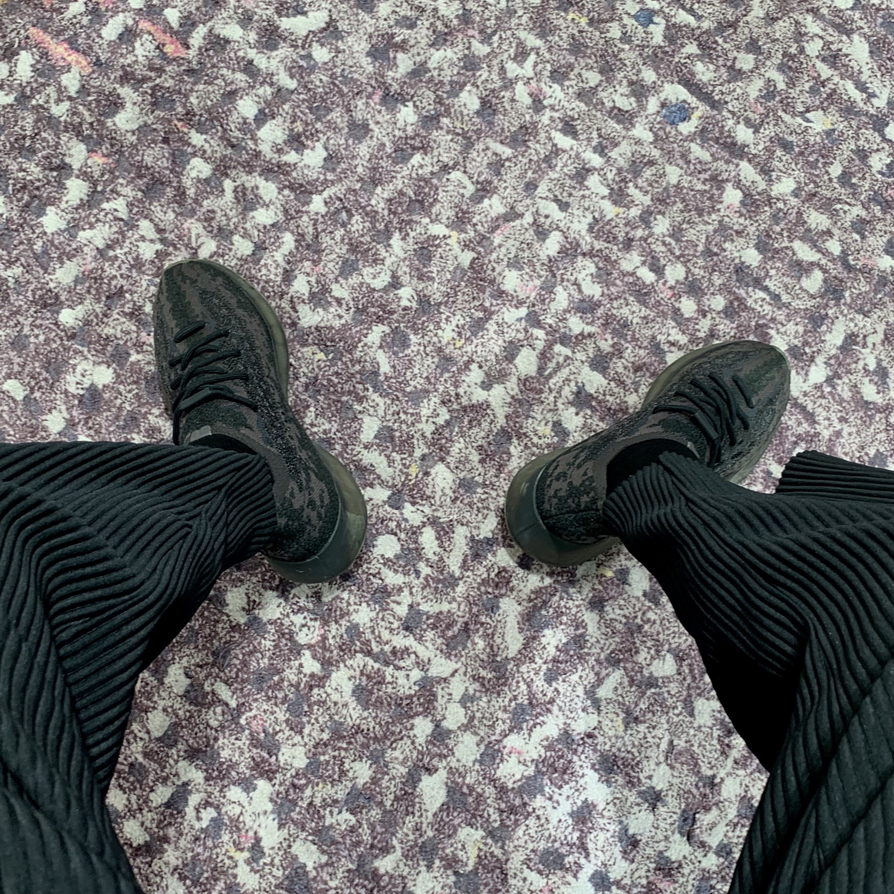 Adidas Yeezy Boost 380 Onyx - Reflective 착용 스타일