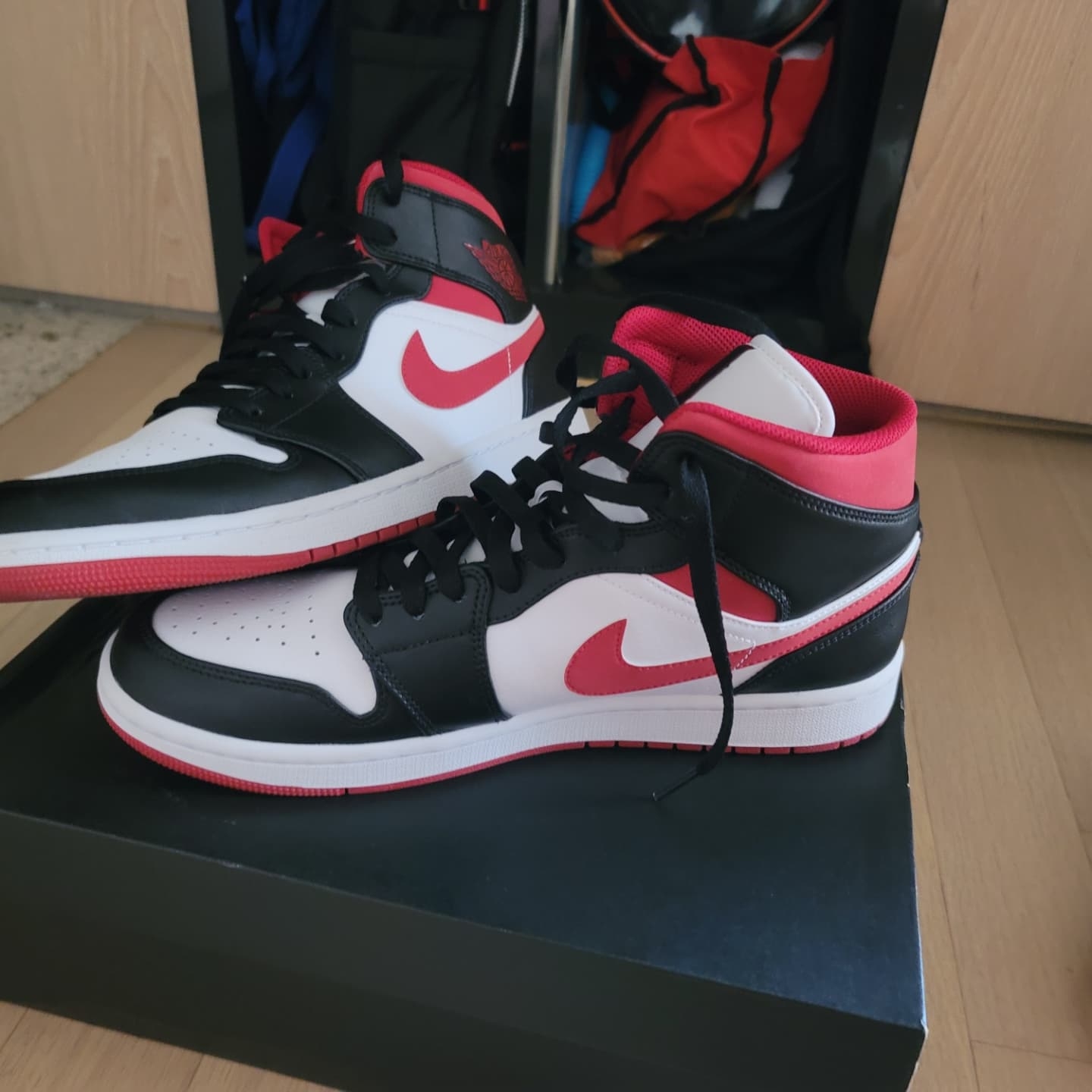 Jordan 1 Mid Gym Red Black White 착용 스타일 - 1