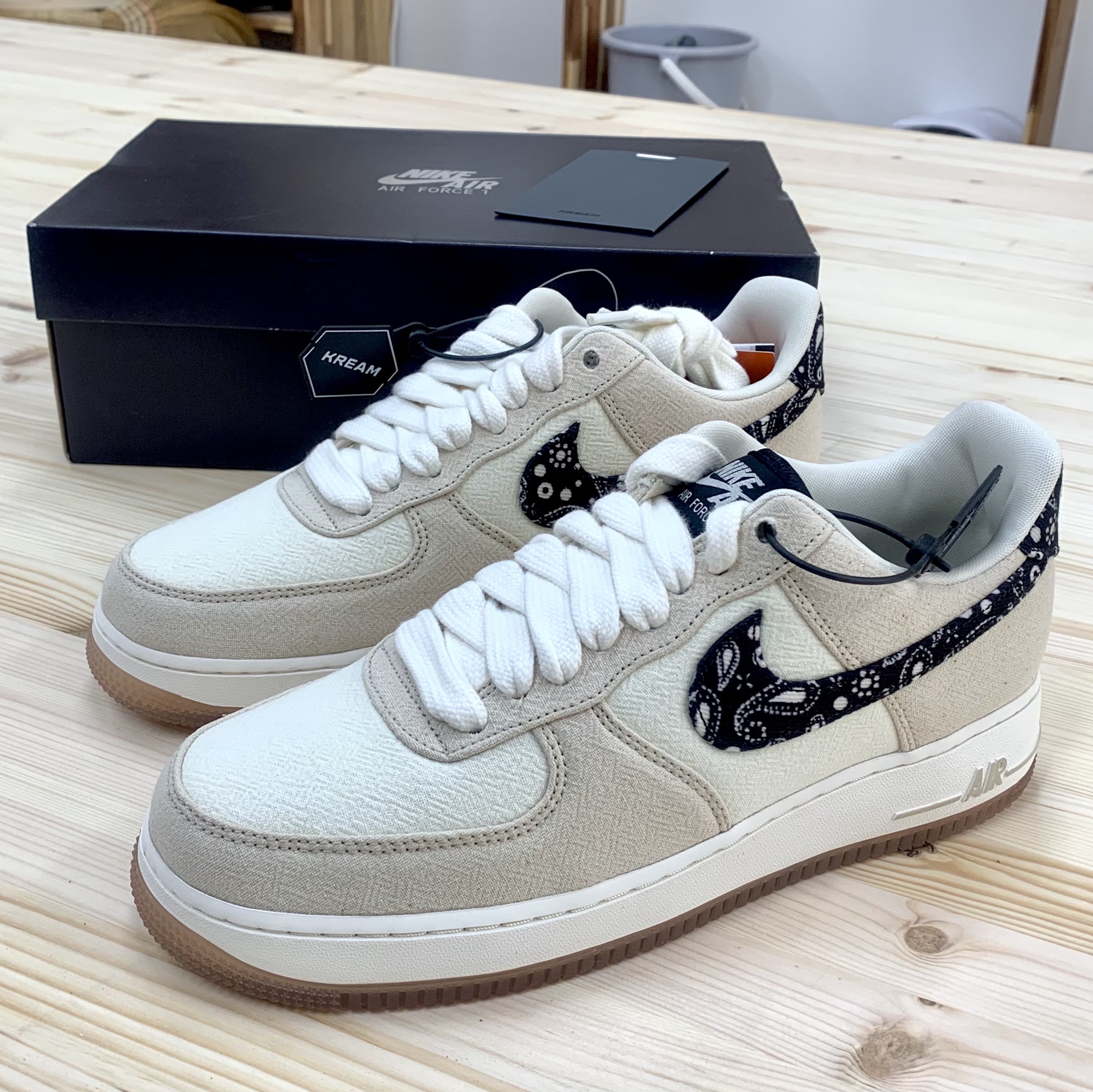 Nike Air Force 1 '07 LV8 Paisley Swoosh 착용 스타일