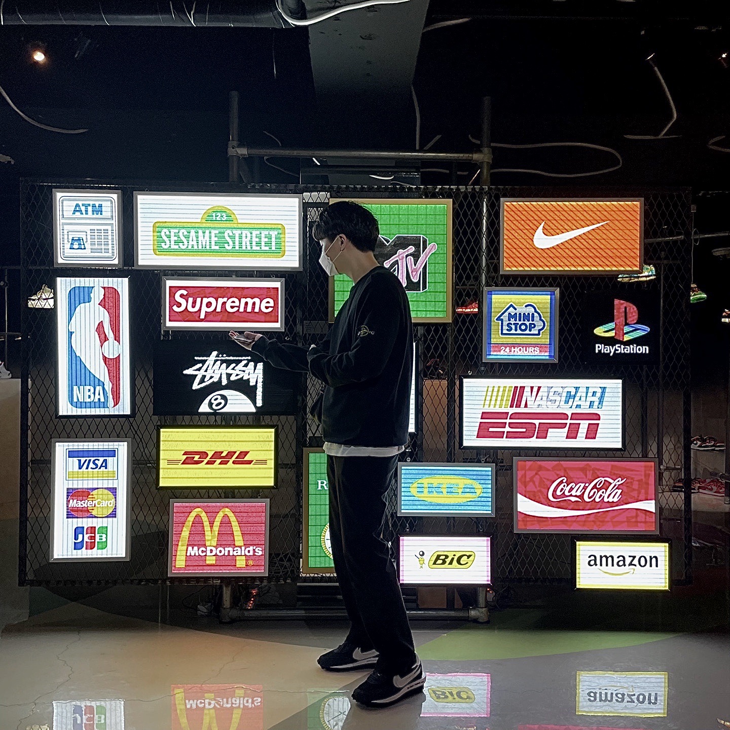 Nike x Sacai x Fragment LDWaffle Blackened Blue, Stone Island 63020 Crewneck Sweatshirt Black - 21FW 착용 스타일