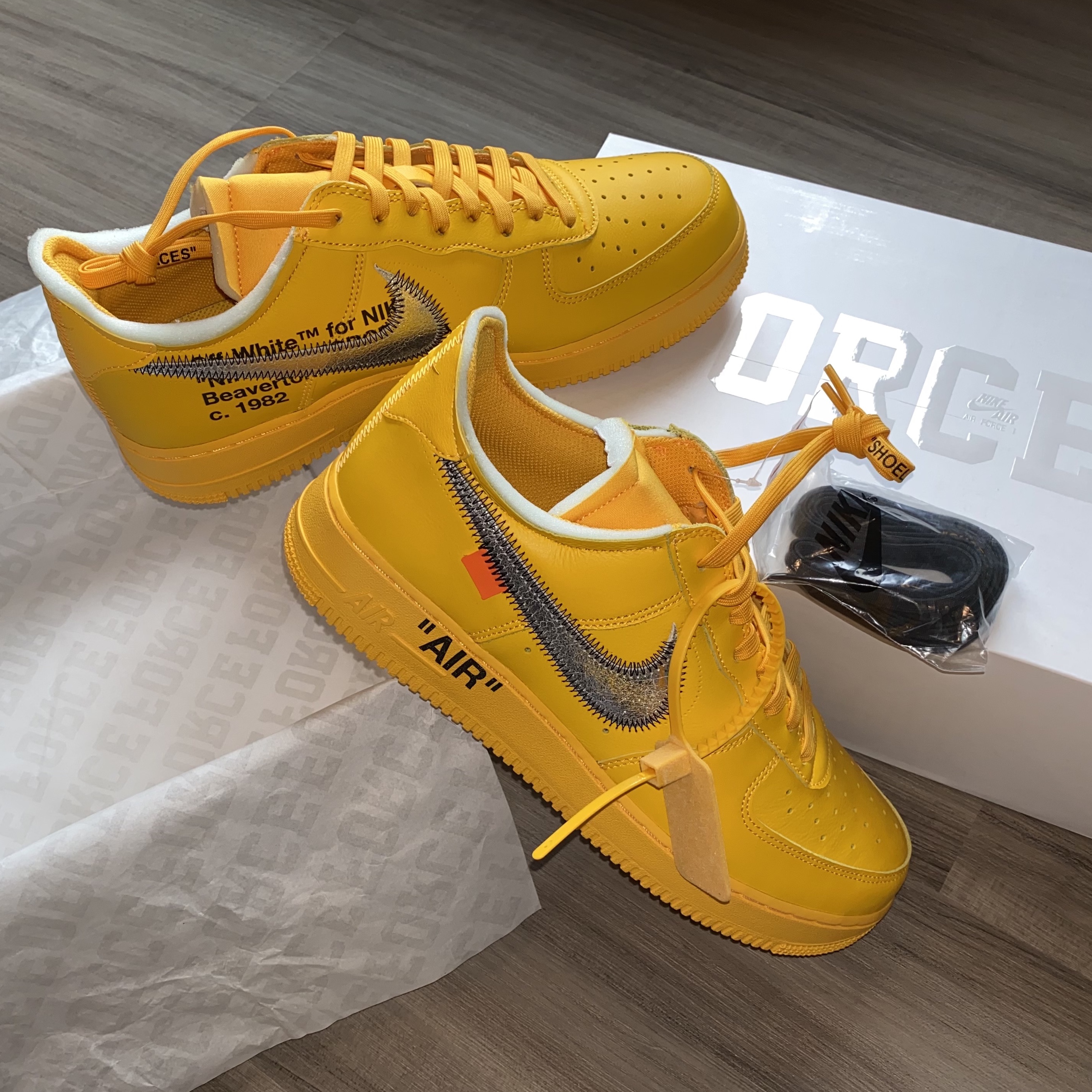 Nike x Off-White Air Force 1 '07 University Gold 착용 스타일 - 1