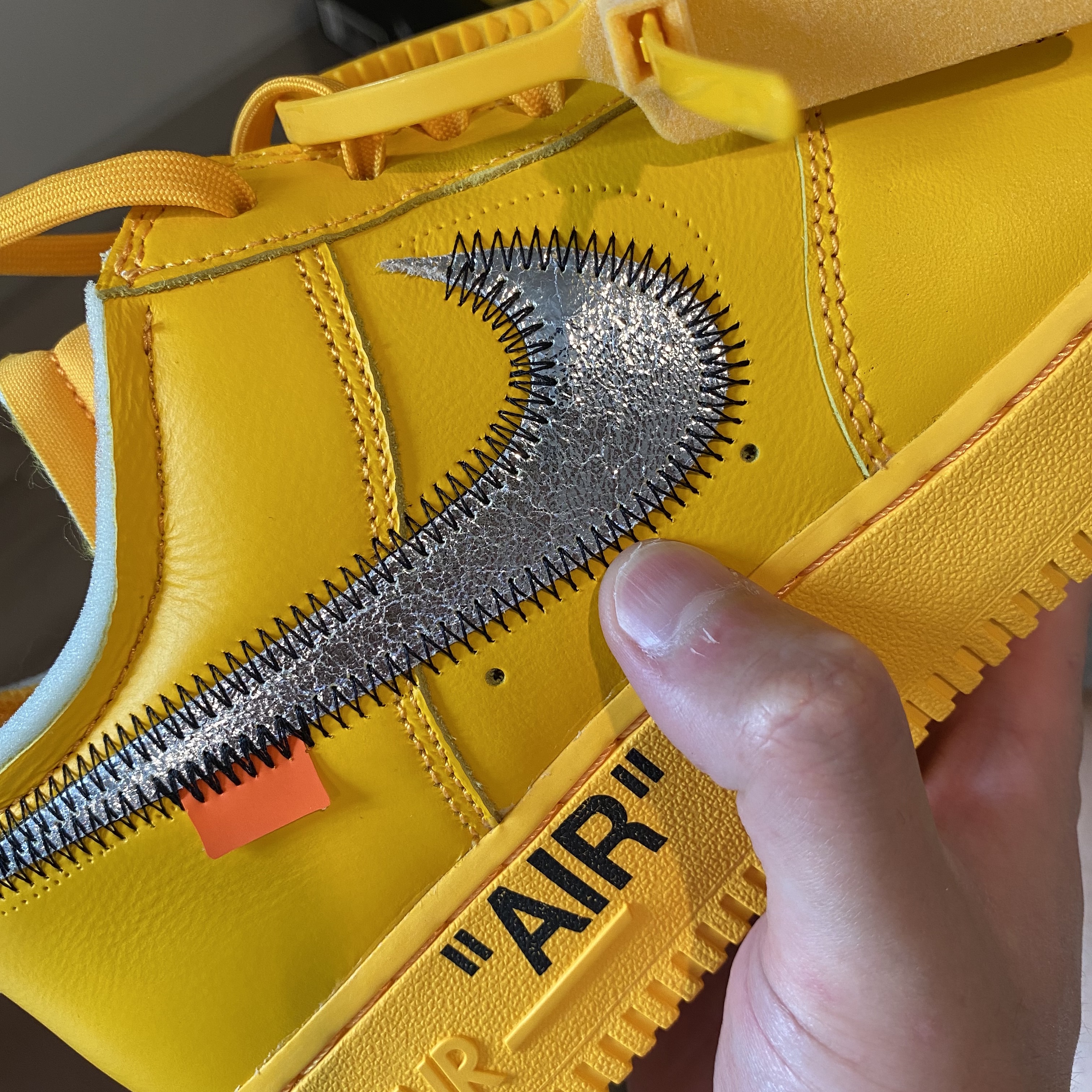 Nike x Off-White Air Force 1 '07 University Gold 착용 스타일 - 4