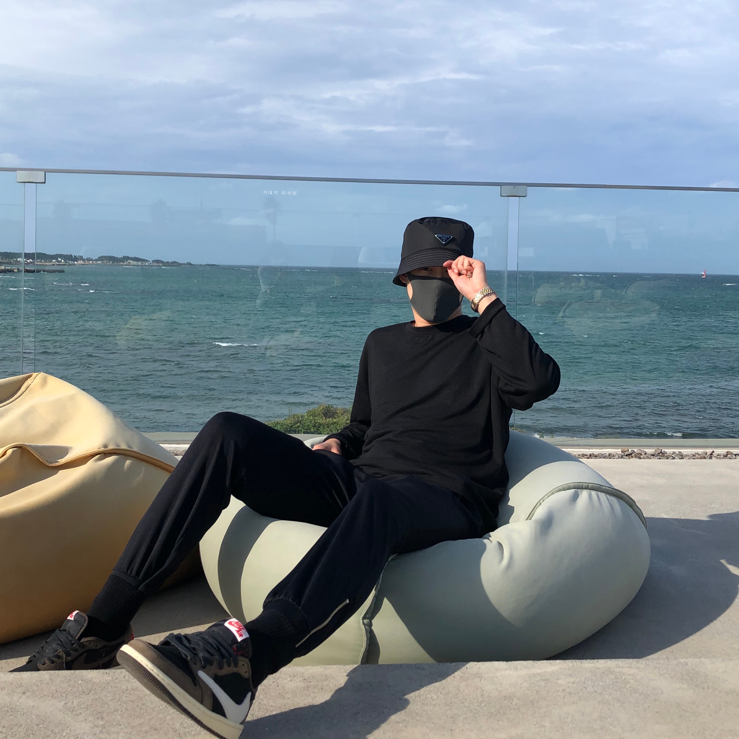 Jordan 1 x Travis Scott Retro Low OG SP Mocha, Prada Re-Nylon Bucket Hat Black 착용 스타일 - 3