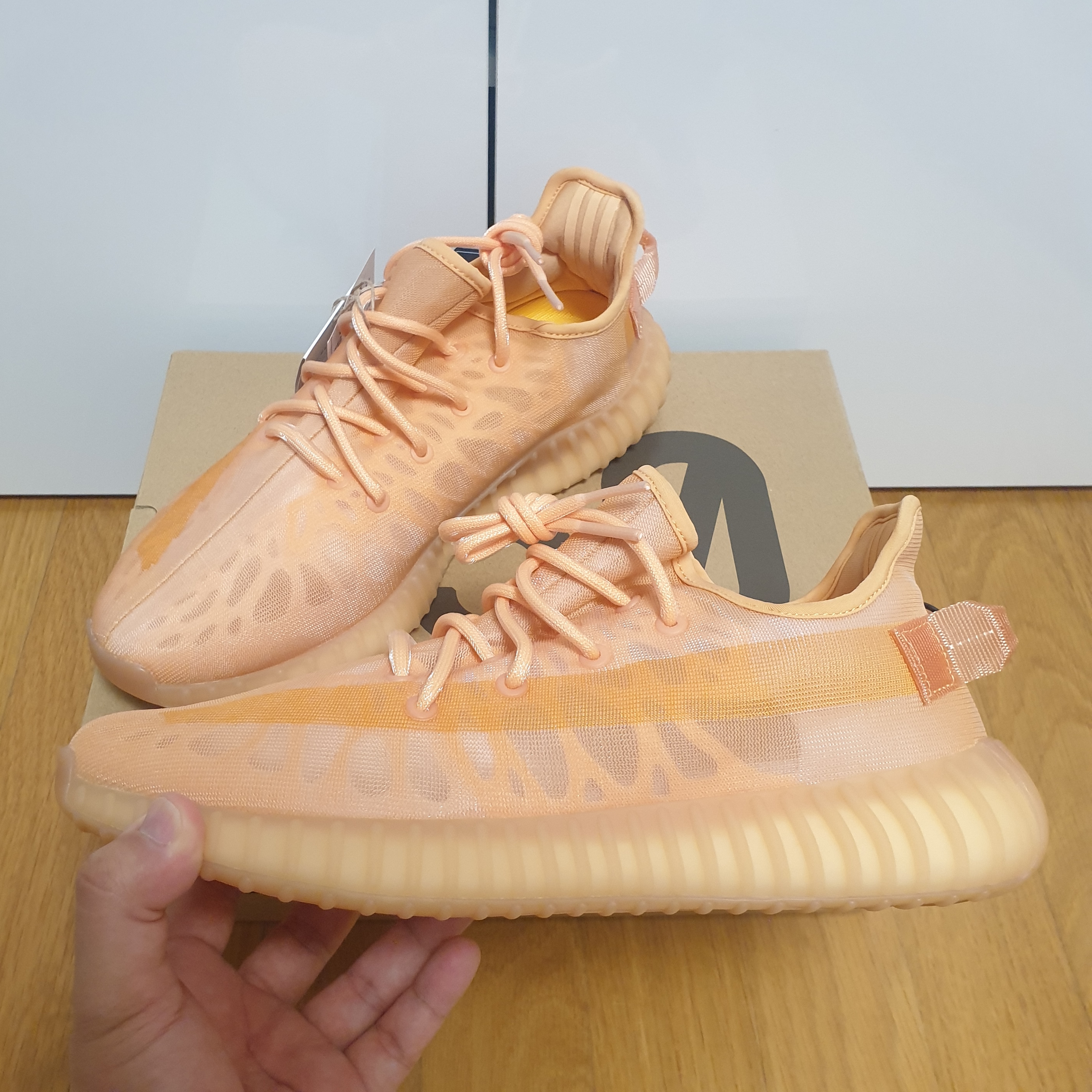 Adidas Yeezy Boost 350 V2 Mono Clay 착용 스타일 - 2