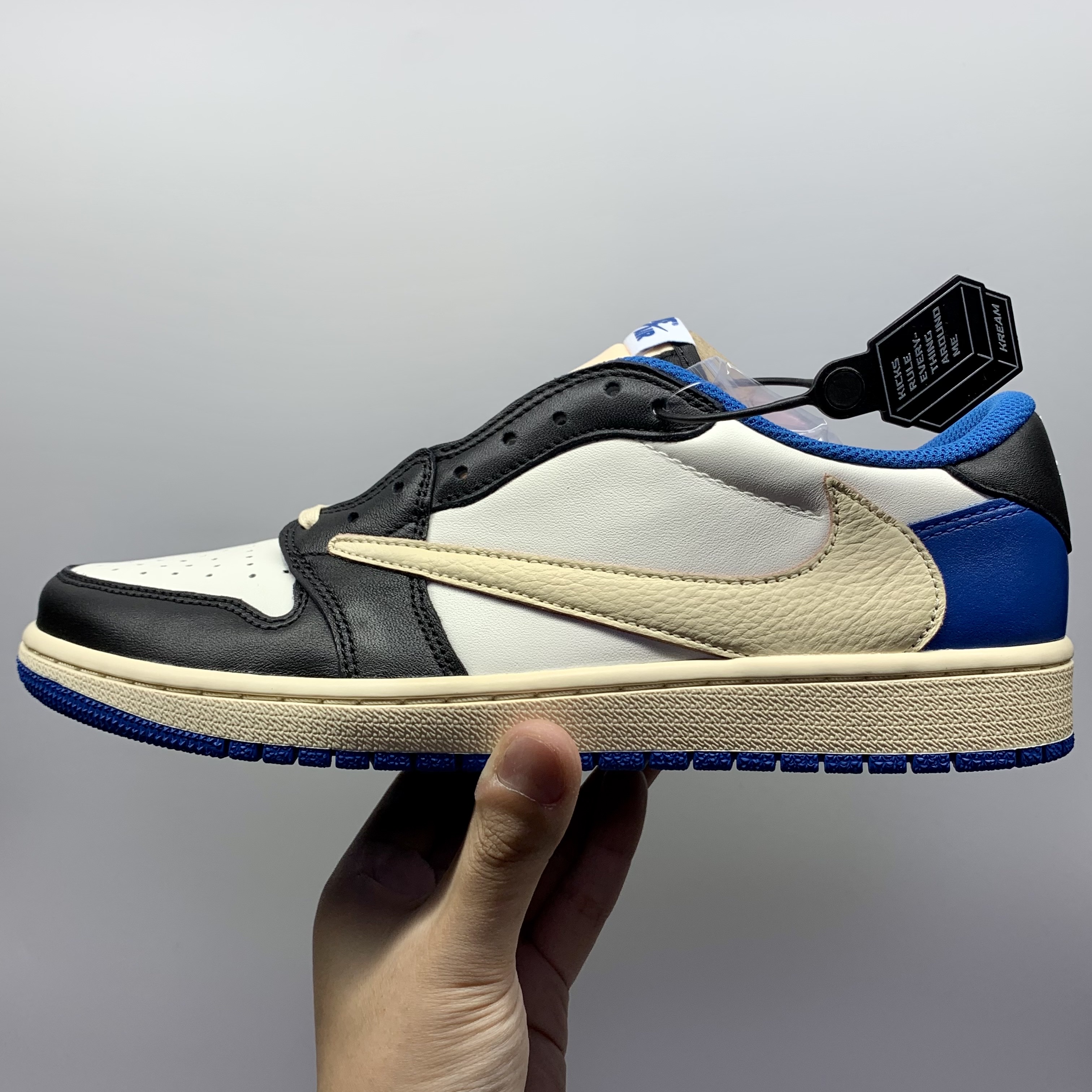 Jordan 1 x Travis Scott x Fragment Retro Low OG SP Military Blue 착용 스타일 - 1