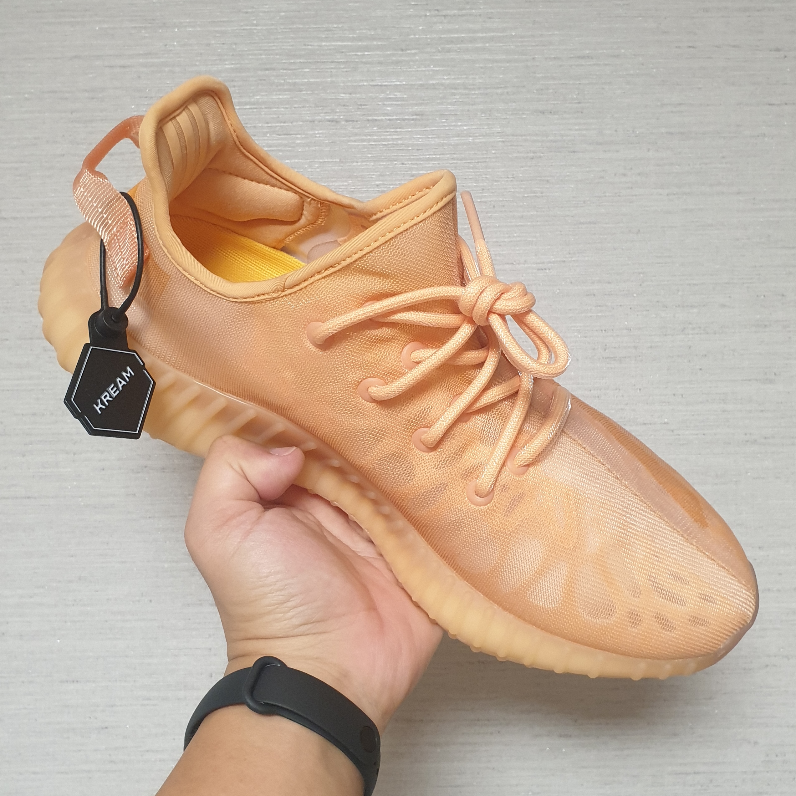 Adidas Yeezy Boost 350 V2 Mono Clay 착용 스타일 - 5