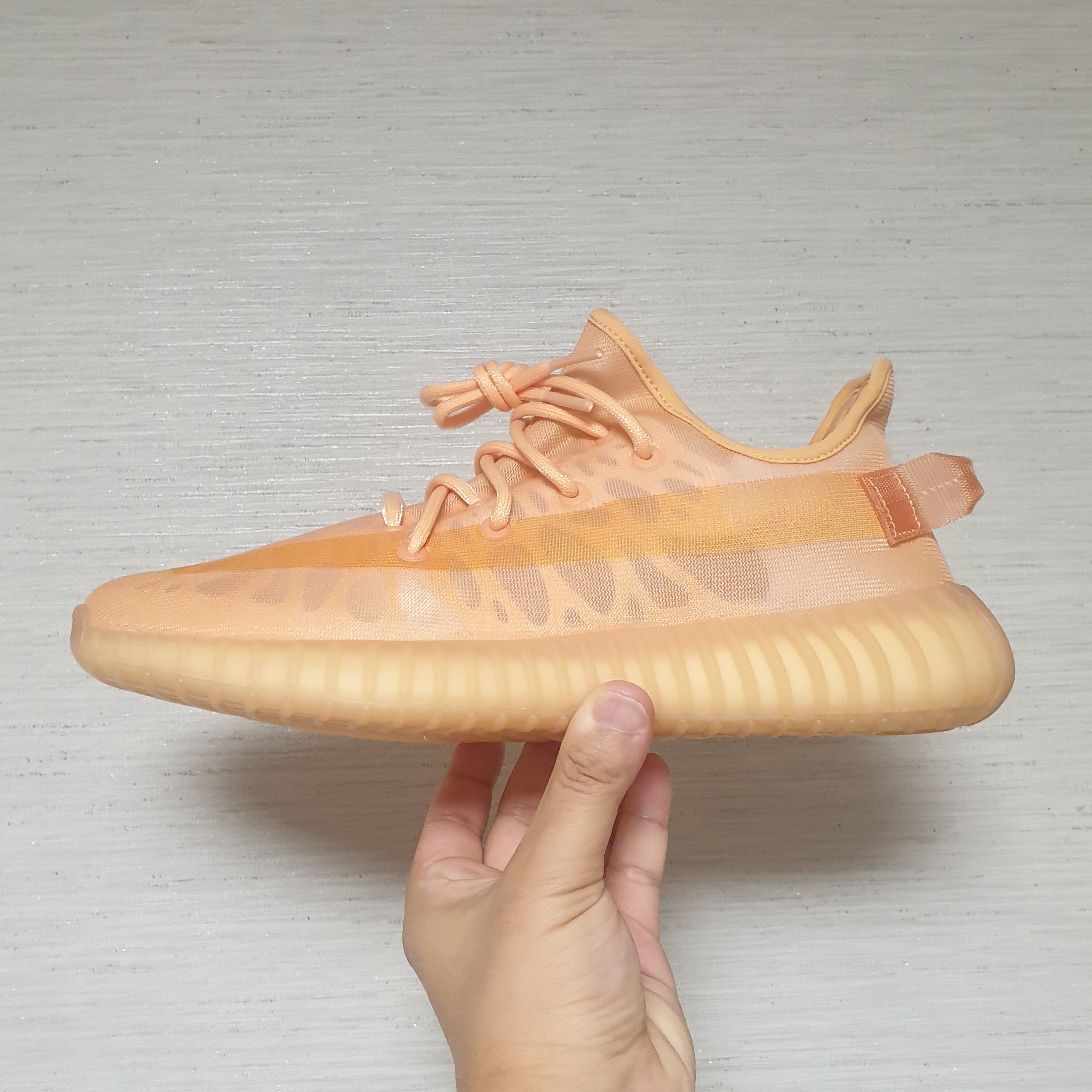 Adidas Yeezy Boost 350 V2 Mono Clay 착용 스타일 - 4