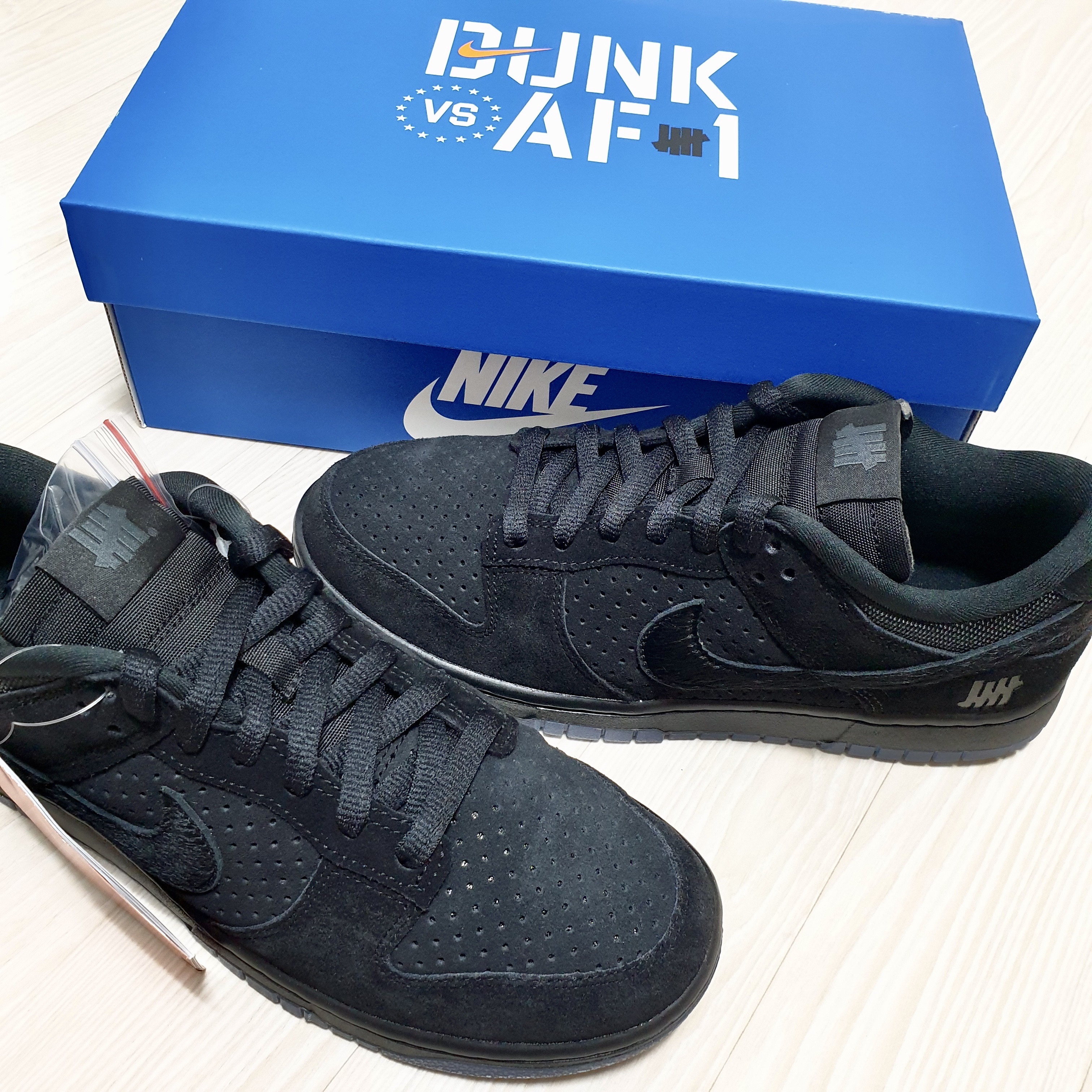 Nike x Undefeated Dunk Low SP 5 On It Black 착용 스타일 - 5
