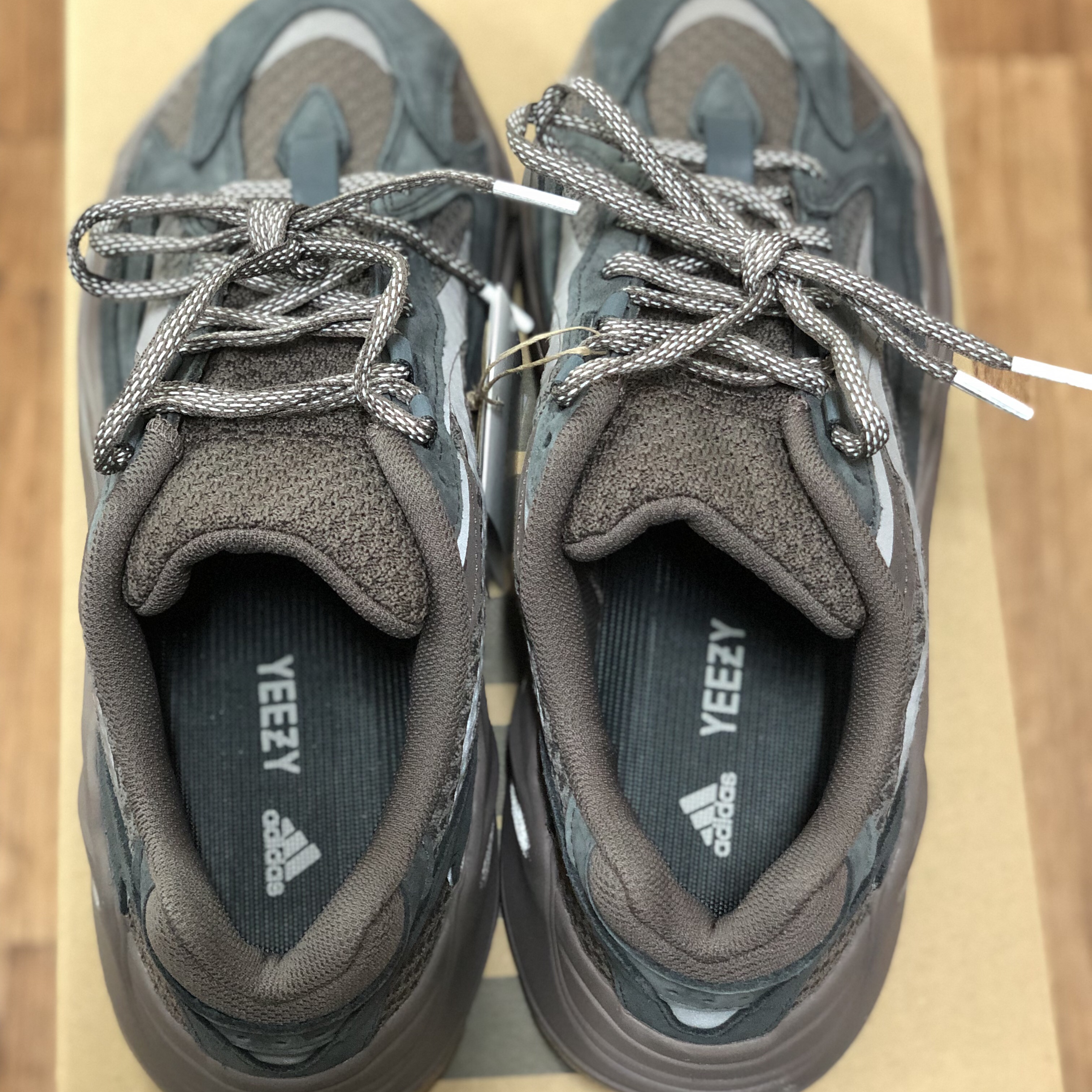Adidas Yeezy Boost 700 V2 Mauve 착용 스타일 - 2