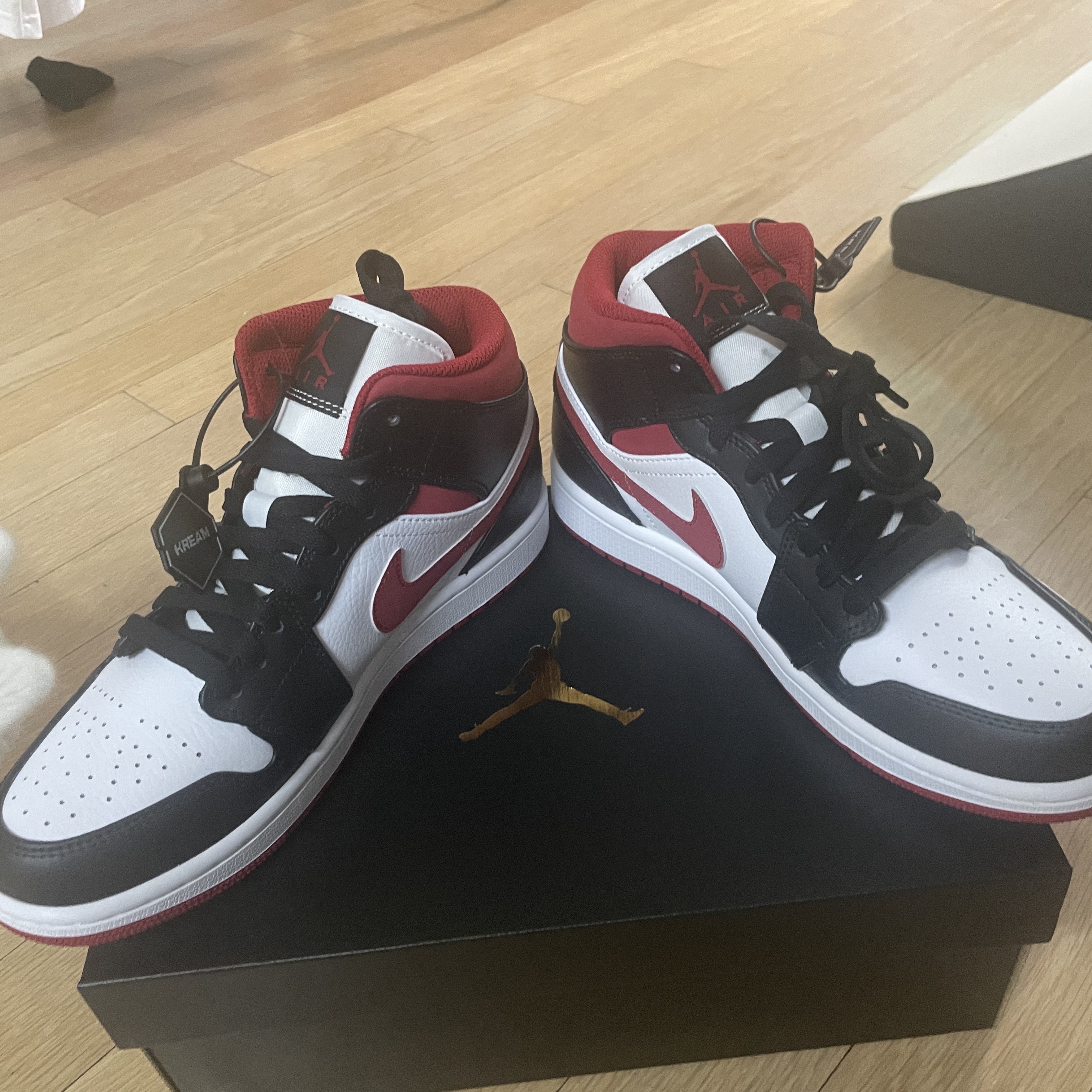 Jordan 1 Mid Gym Red Black White 착용 스타일 - 2