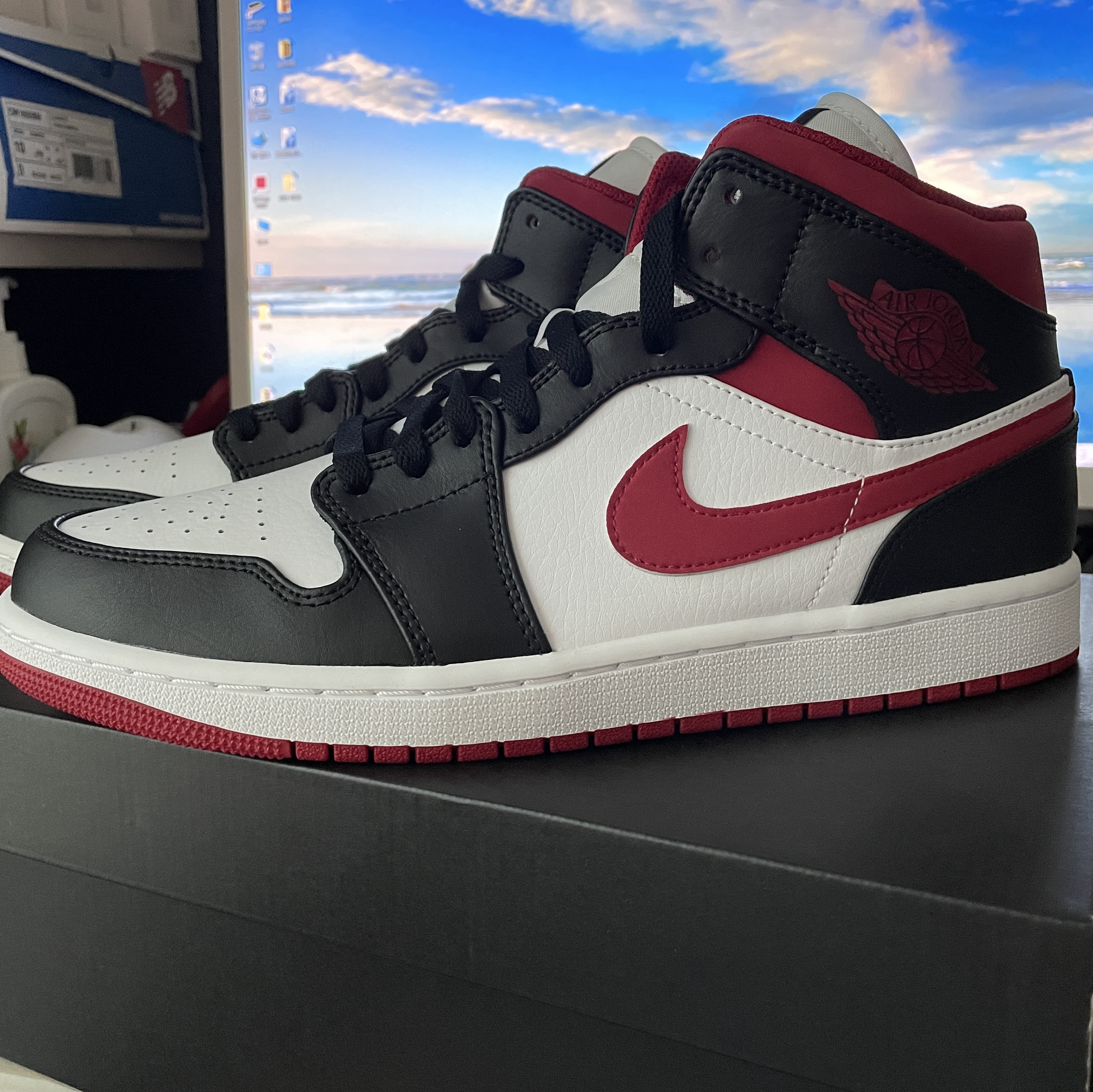 Jordan 1 Mid Gym Red Black White 착용 스타일