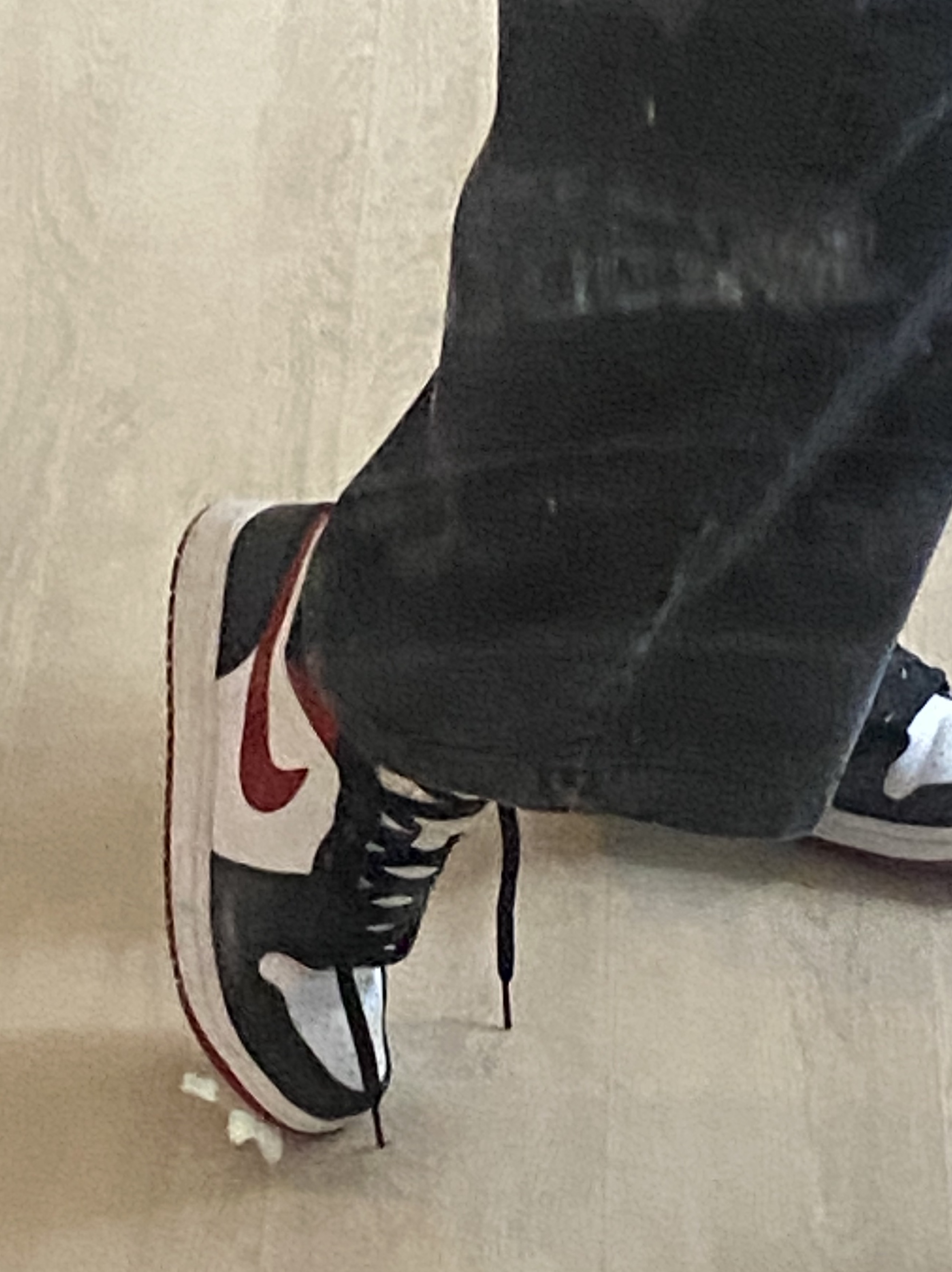 Jordan 1 Mid Gym Red Black White 착용 스타일 - 2