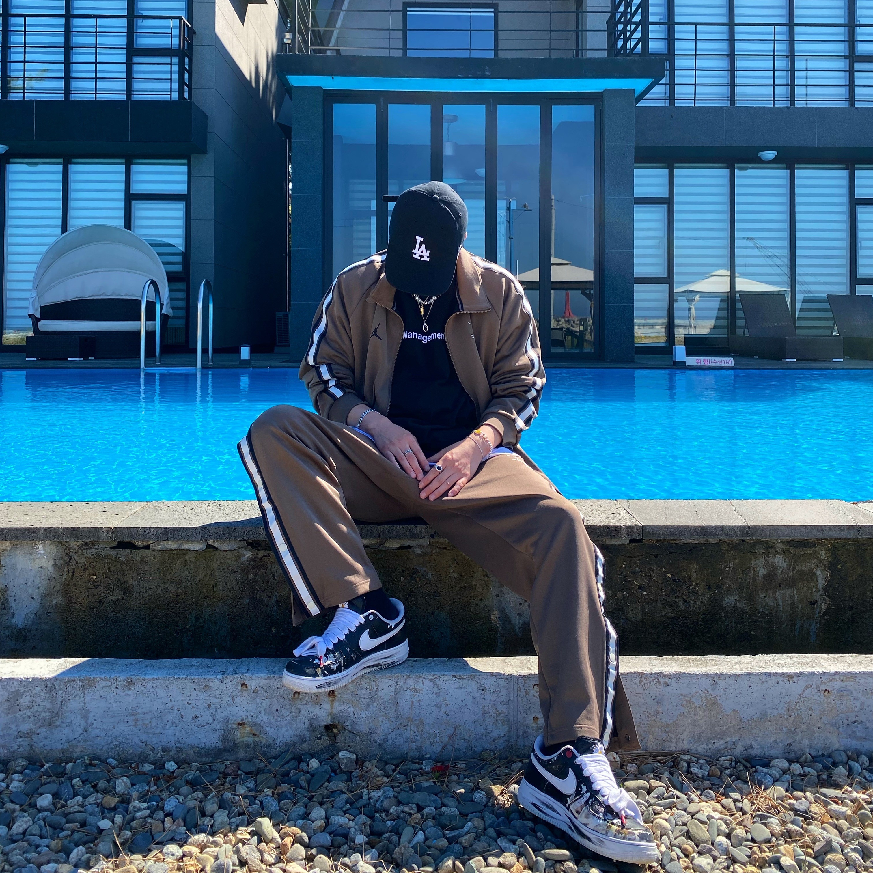 Jordan 1 x Travis Scott Retro High OG SP Mocha, Jordan x Travis Scott MJ Track Pants 착용 스타일 - 3