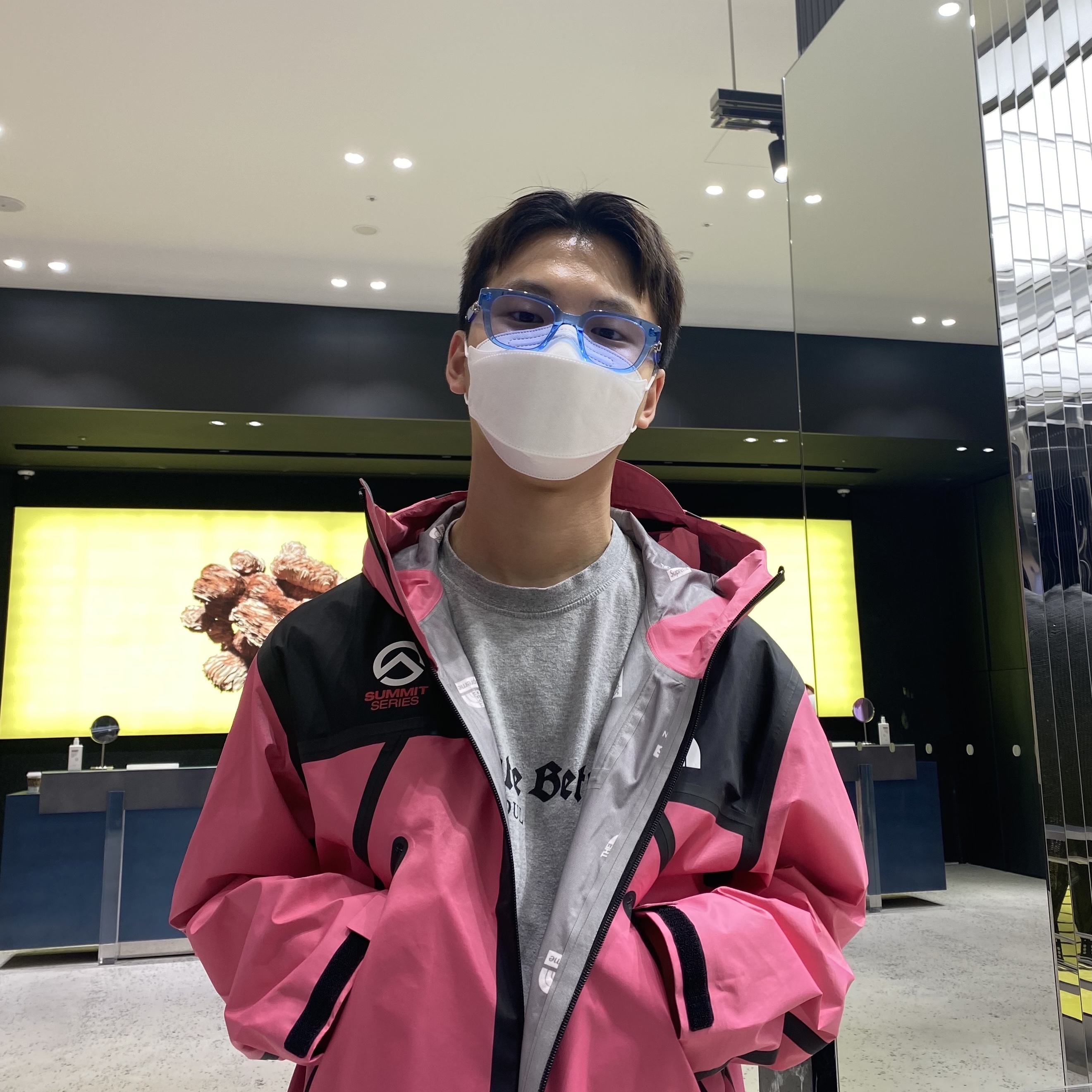 Supreme x The North Face Summit Series Outer Tape Seam Jacket Pink - 21SS, Converse Run Star Hike Hi University Red 착용 스타일 - 1