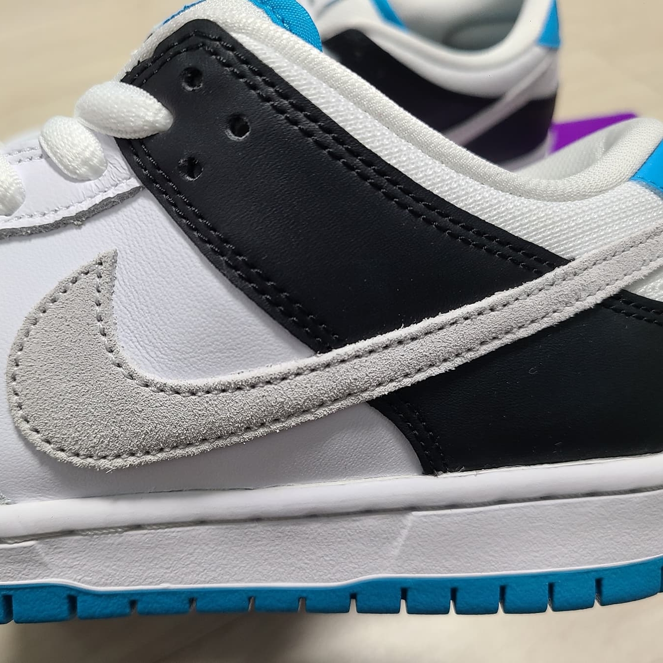 Nike SB Dunk Low Pro Laser Blue 착용 스타일 - 3