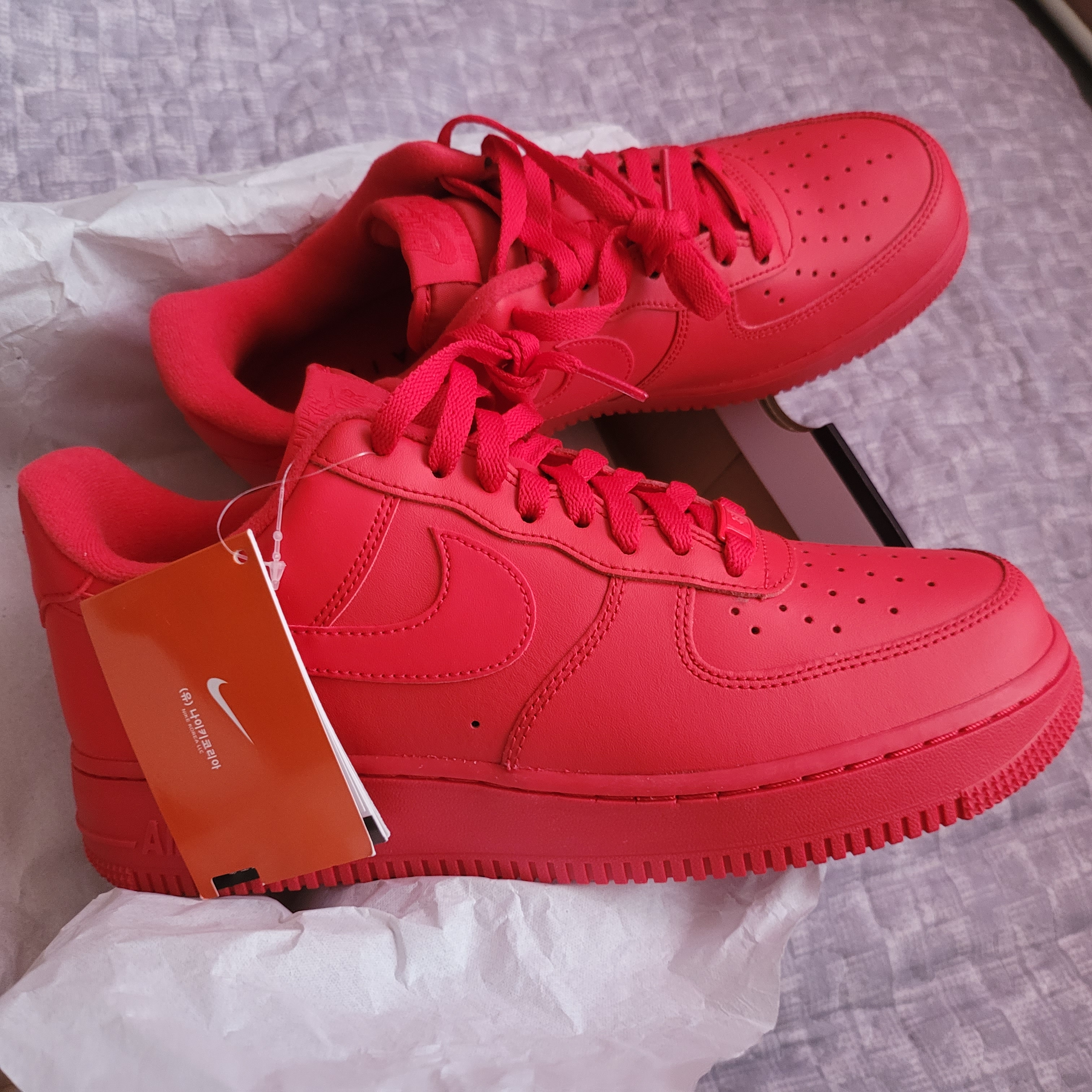 Nike Air Force 1 '07 LV8 Low 1 Triple Red 착용 스타일 - 1