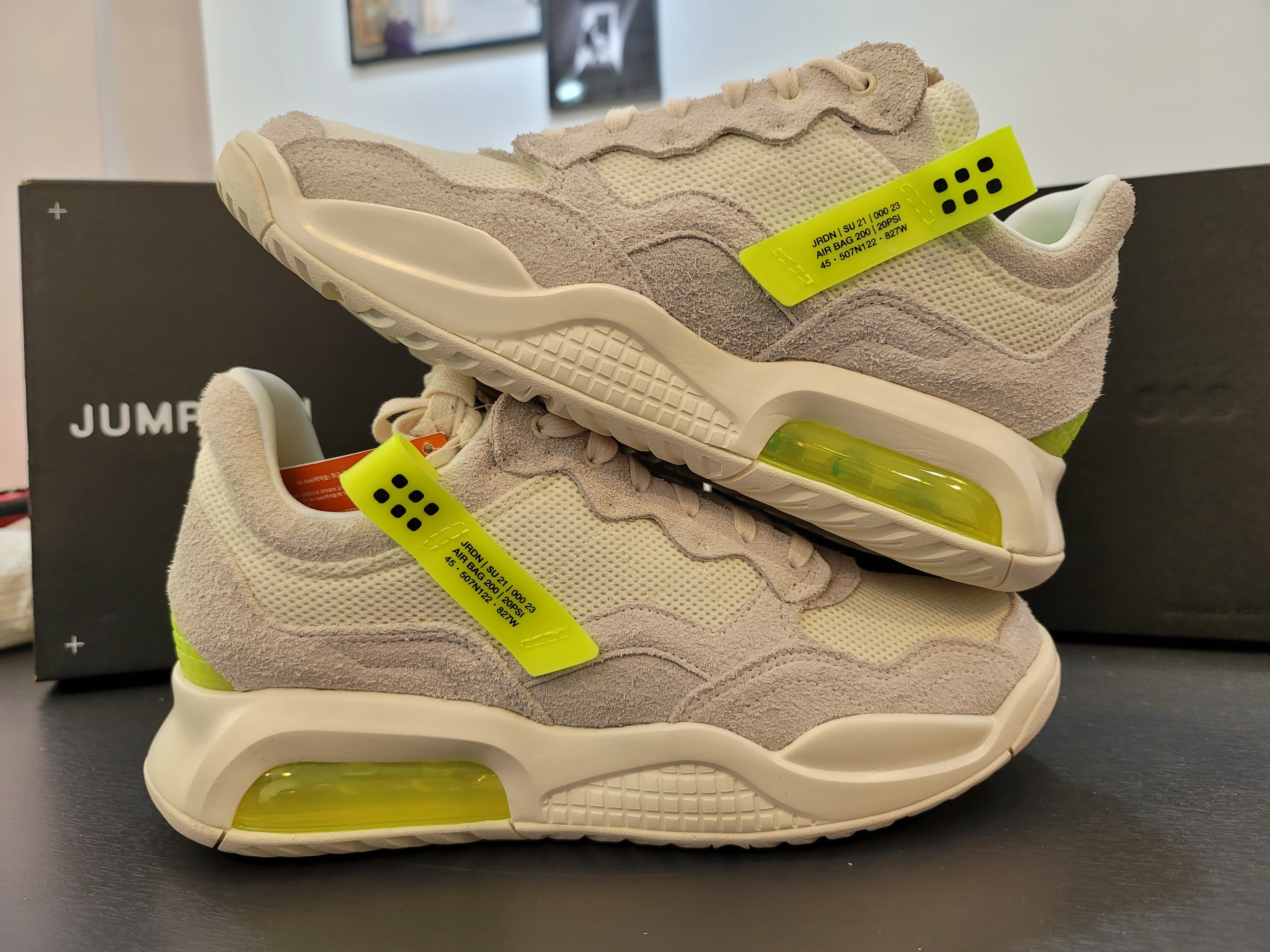 Jordan MA2 Pale Ivory Volt 착용 스타일 - 1